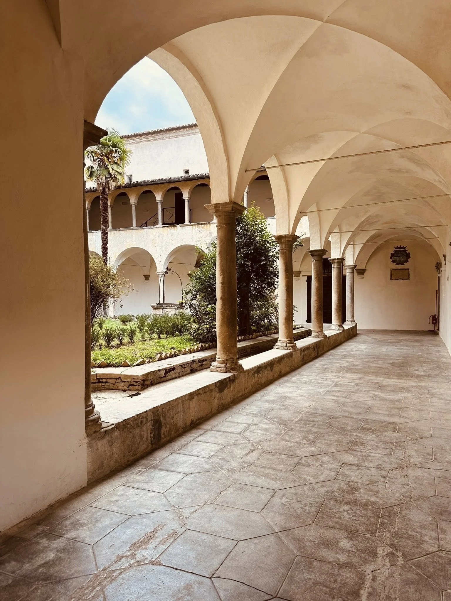 Innenfor klostermurene