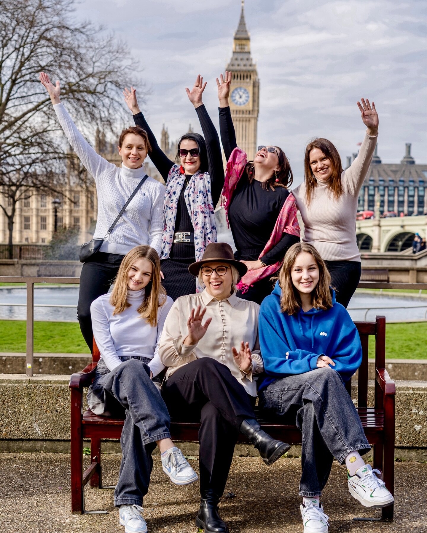 Group photoshoot in London = so much fun with @photowalk_in_london ❤️ 

Book your photoshoot with simple way, using our 24 hours calendar 

1️⃣ visit scalensstudio.com/photoshoot-london
2️⃣ choose package that suit you the best 
3️⃣ choose date &amp;