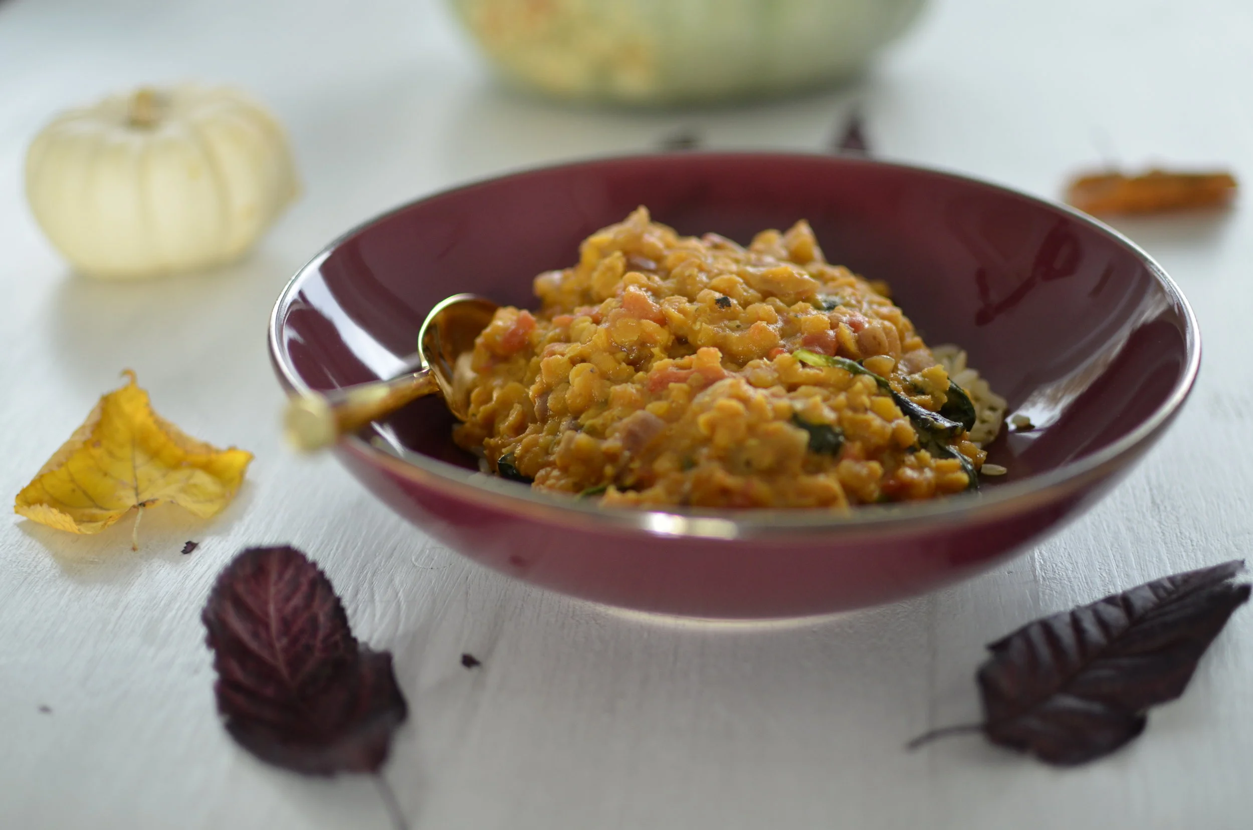 GUISO DE OTOÑO | Lentejas rojas con leche de coco y espinacas frescas