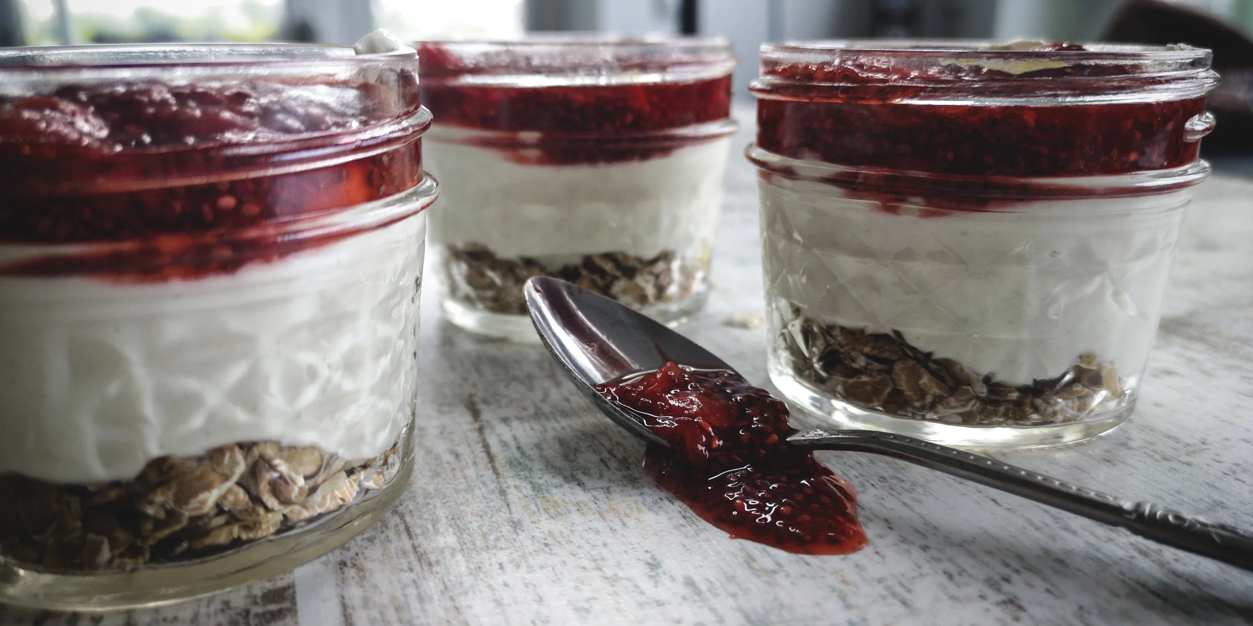 MINI TARTAS DE QUESO | Con mermelada de fresa casera y granola