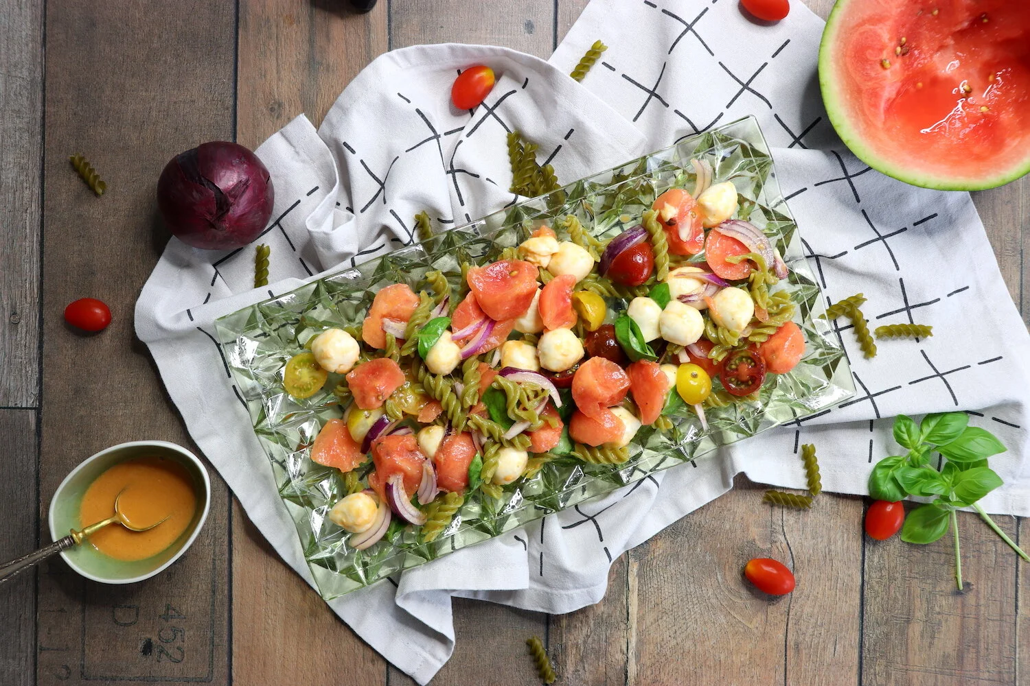 ENSALADA FRESCA DE MOZZARELLA Y ALBAHACA CON VINAGRETA DE SANDÍA