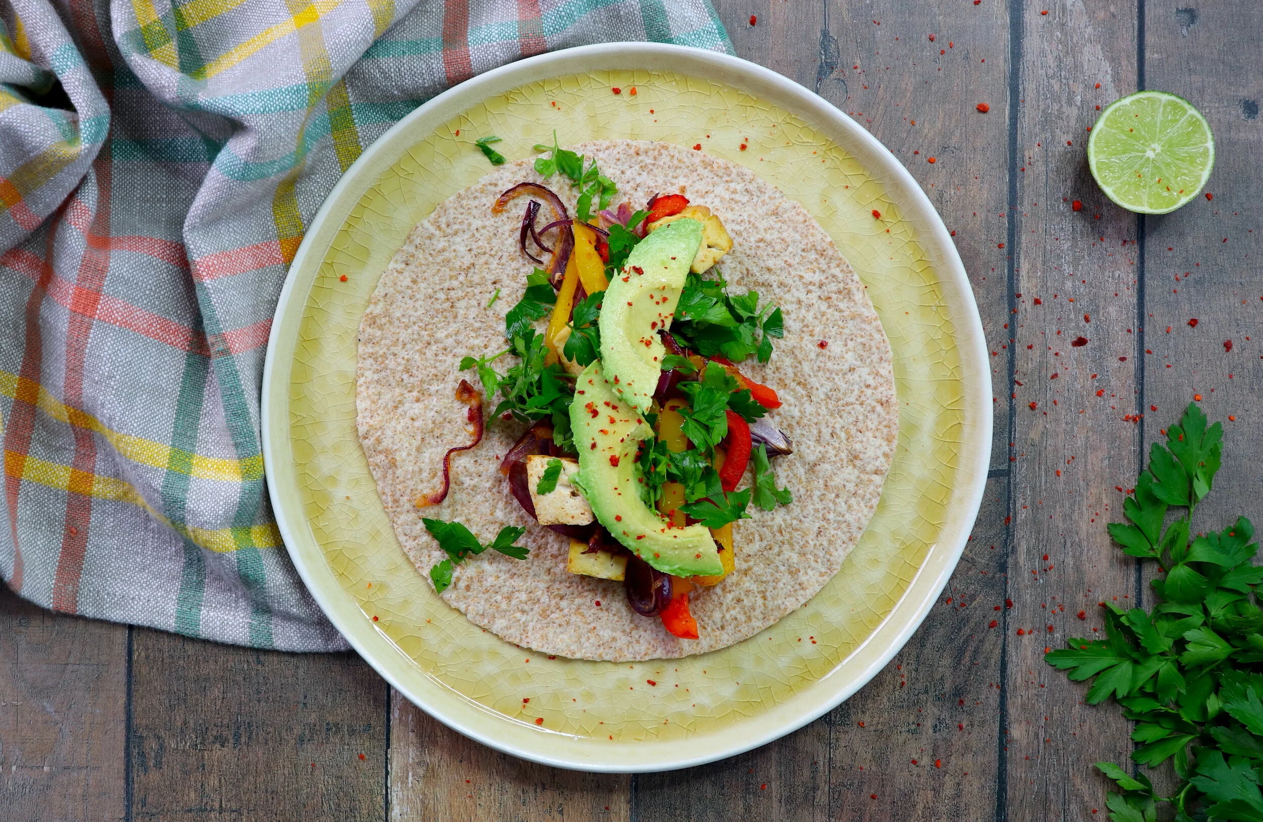 FAJITAS VEGANAS DE TOFU AL HORNO CON AGUACATE Y PEREJIL