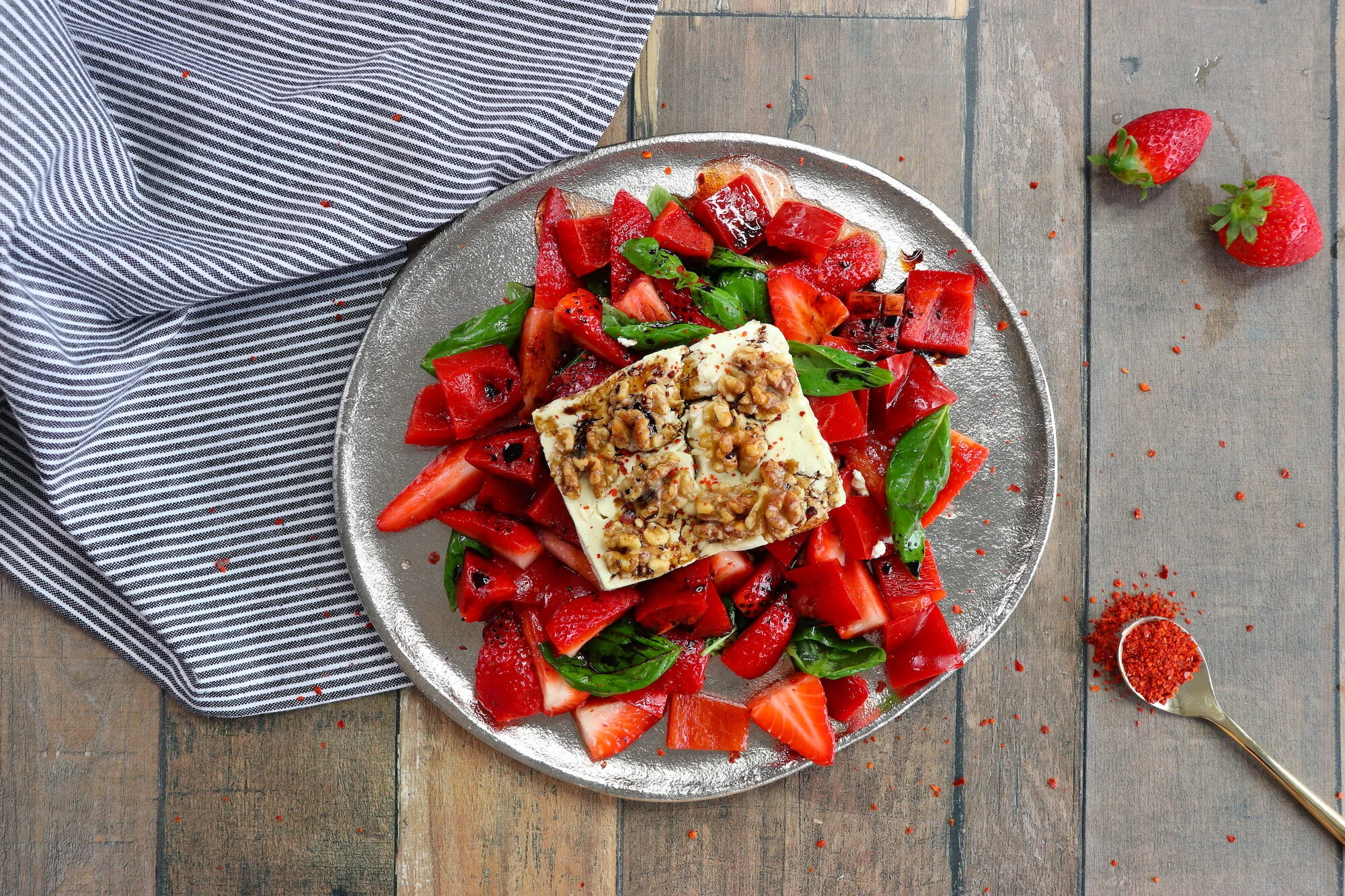 ENSALADA DE FRESAS, PIMIENTO ROJO Y FETA AL HORNO CON REDUCCIÓN DE BALSÁMICO