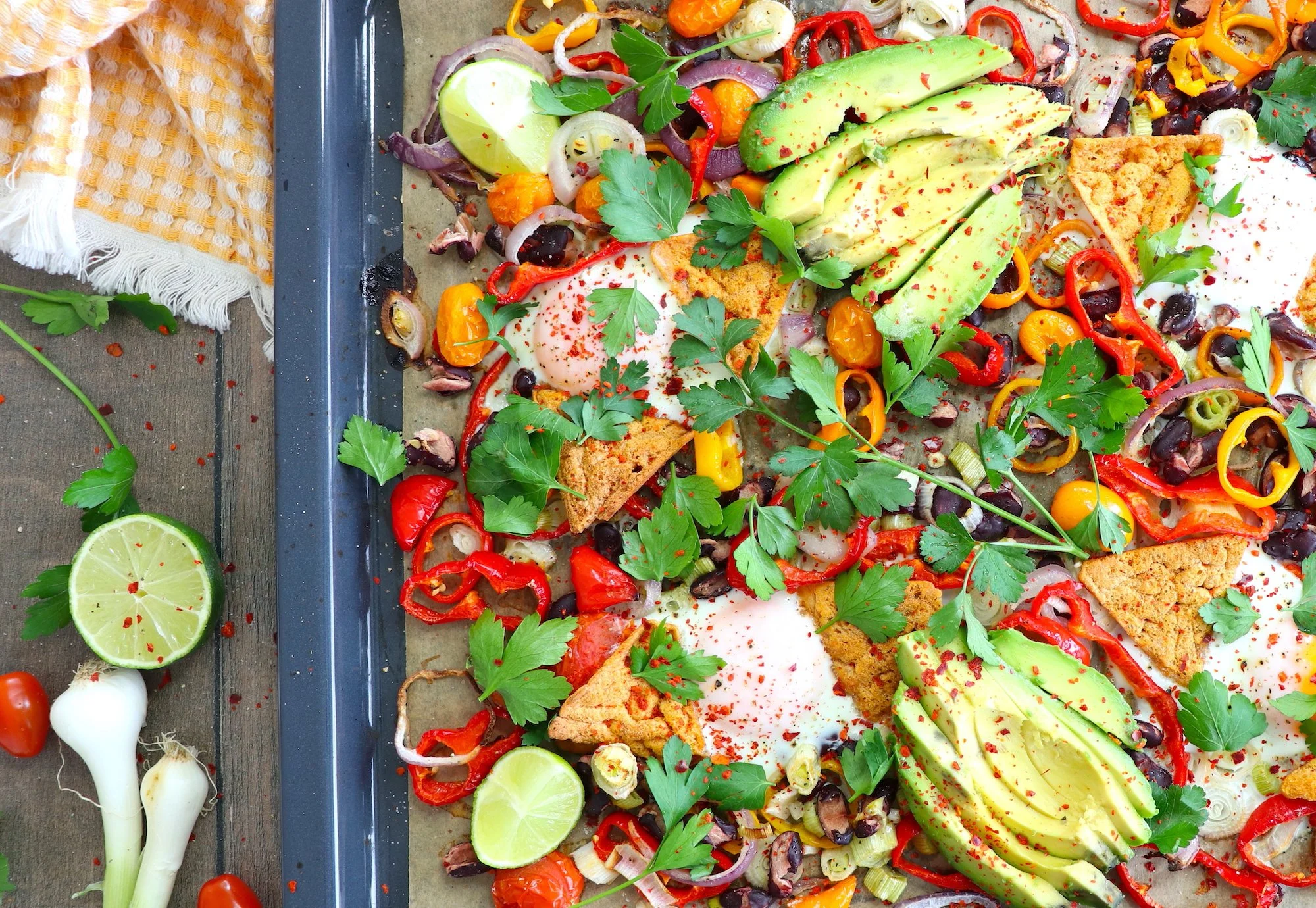 BANDEJA DE HUEVOS Y VERDURITAS AL HORNO | Con aguacate y perejil