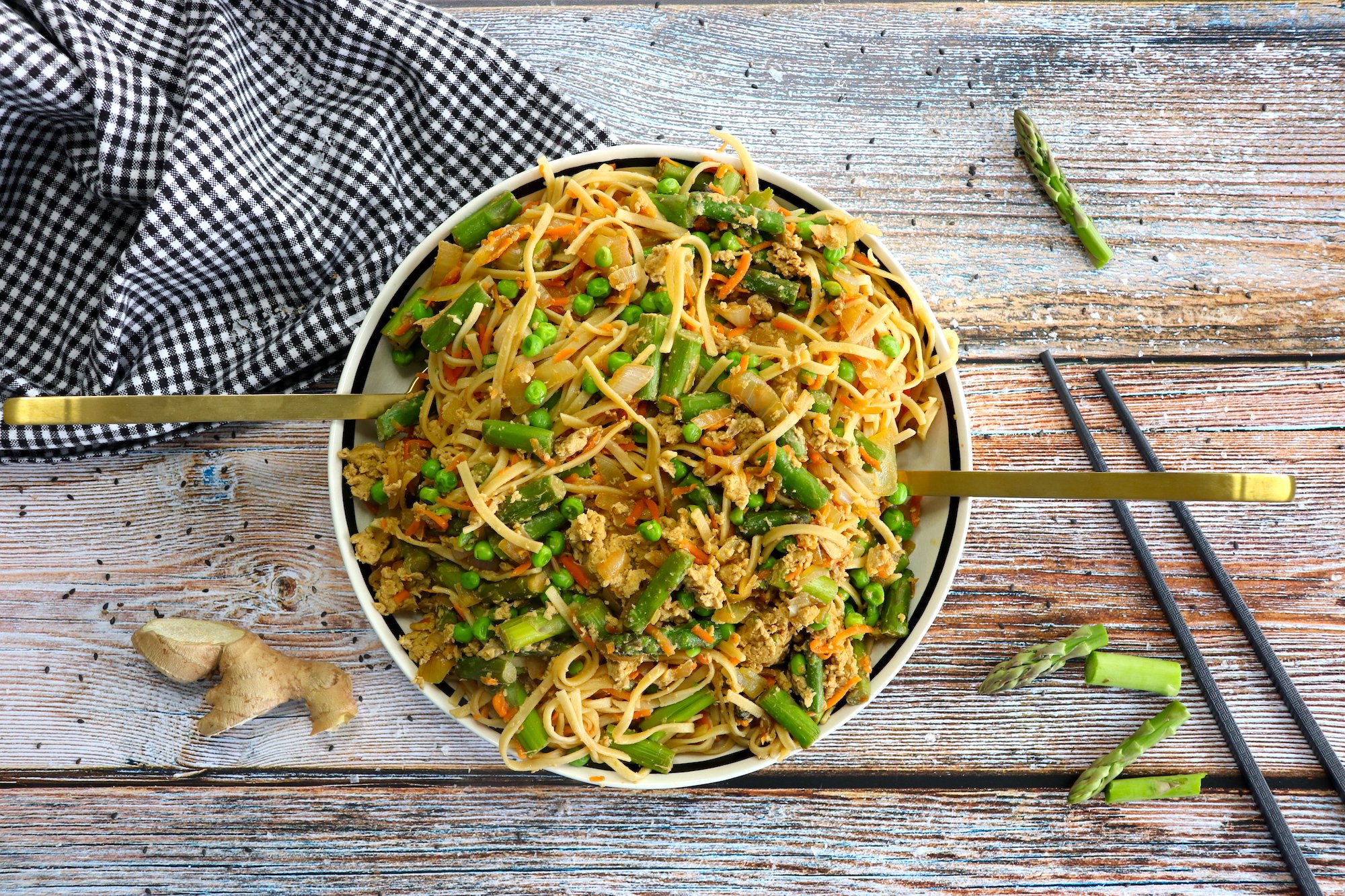 ENSALADA TEMPLADA DE FETUCCINI Y ESPÁRRAGOS CON NOTAS ORIENTALES