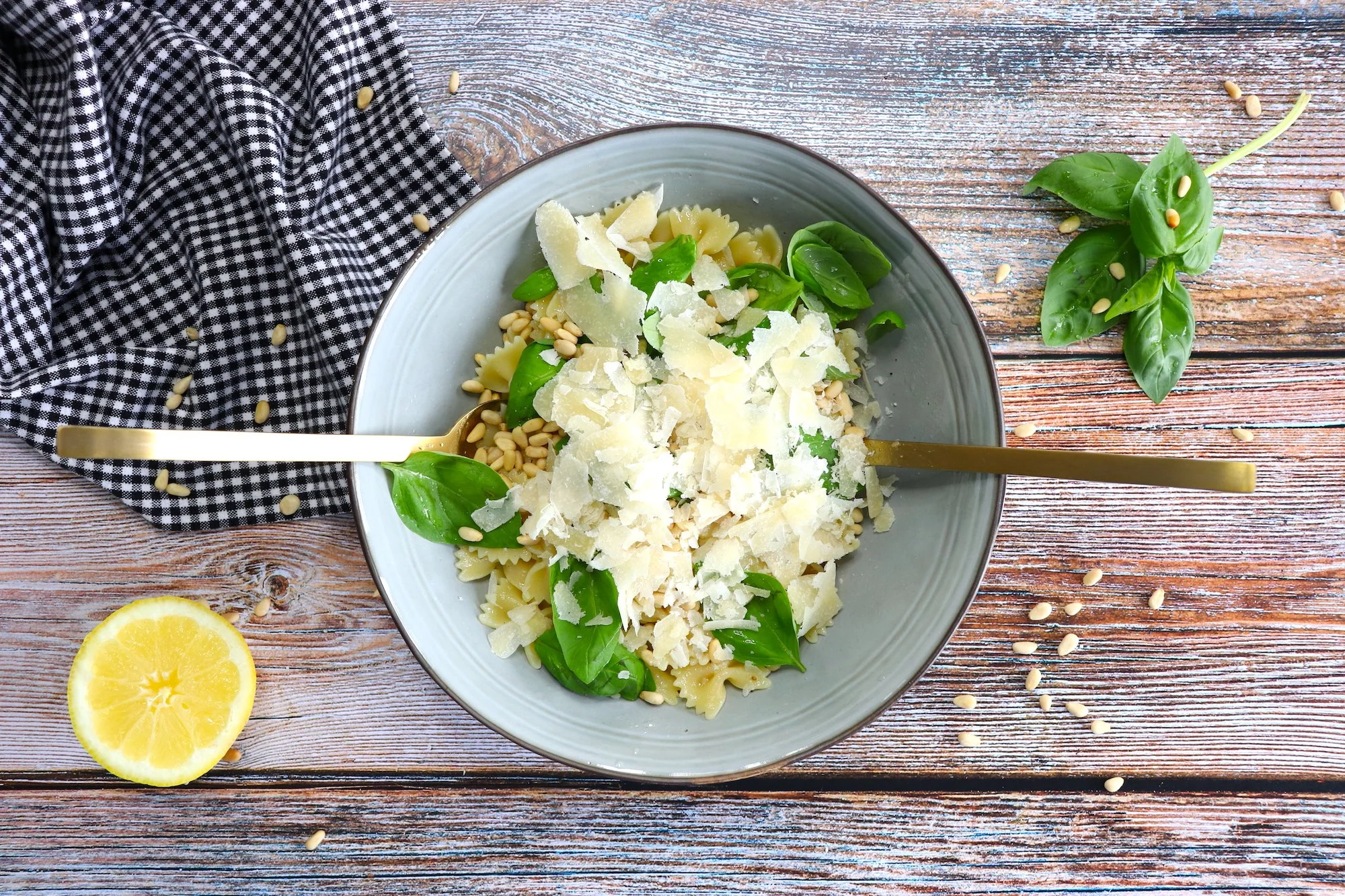 ENSALADA FRESCA DE LACITOS AL LIMÓN CON PARMESANO Y PIÑONES