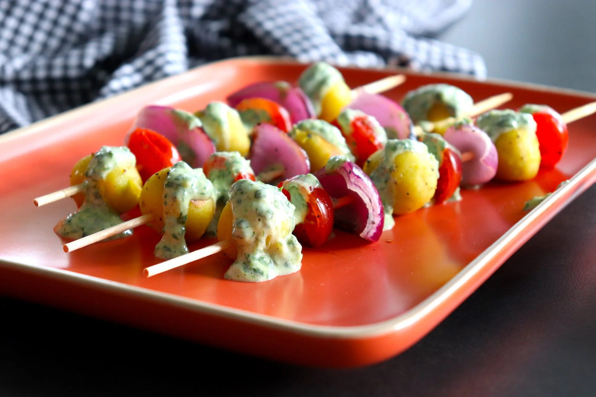 PINCHOS DE GNOCCHI, VERDURAS DE LA HUERTA Y SALSA DE ANCHOAS