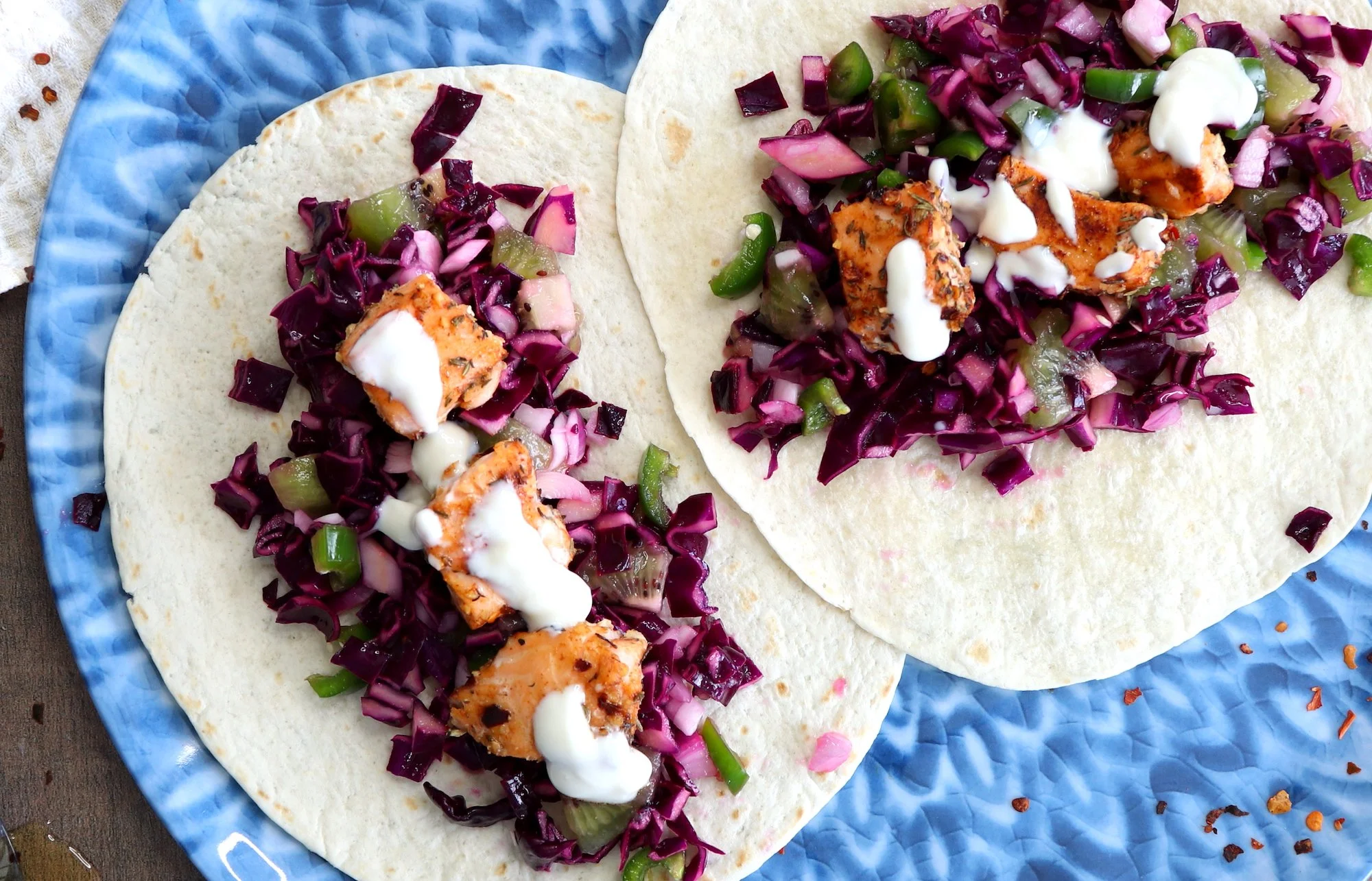 TACOS DE SALMÓN AL HORNO CON SALSA DE KIWI Y LIMA