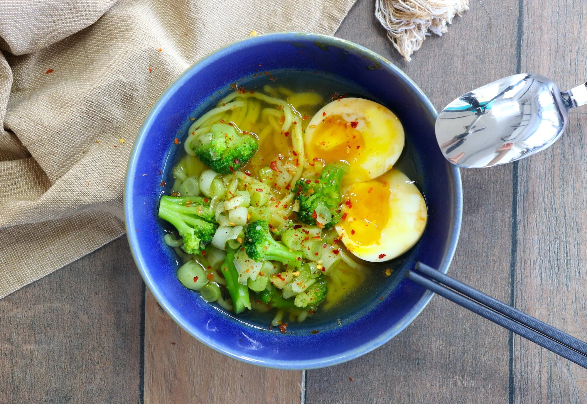 RAMEN EXPRÉS CON HUEVO Y AJOS TIERNOS