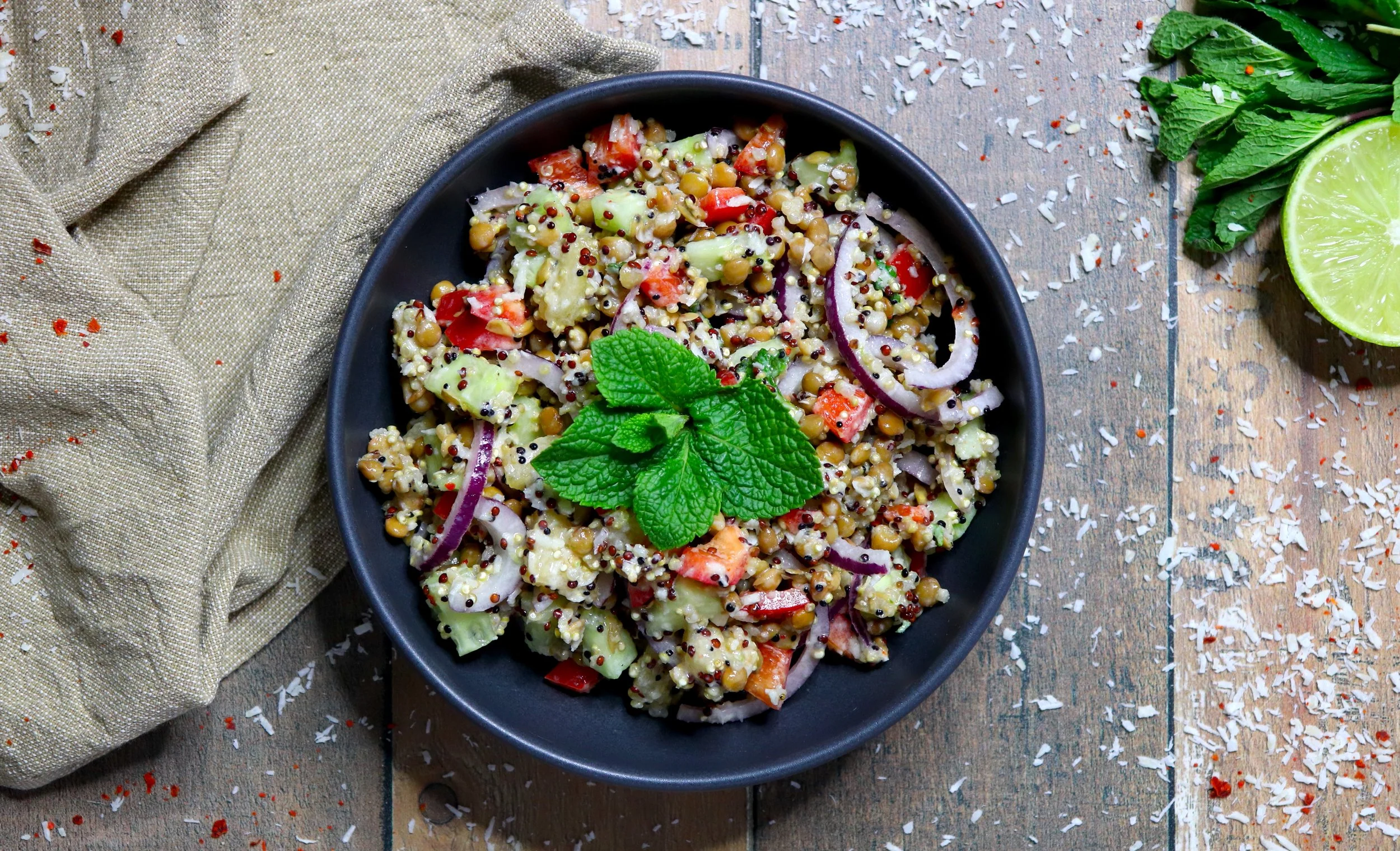 ENSALADA DE QUINOA Y LENTEJAS CON CREMA DE MENTA, LIMA Y COCO
