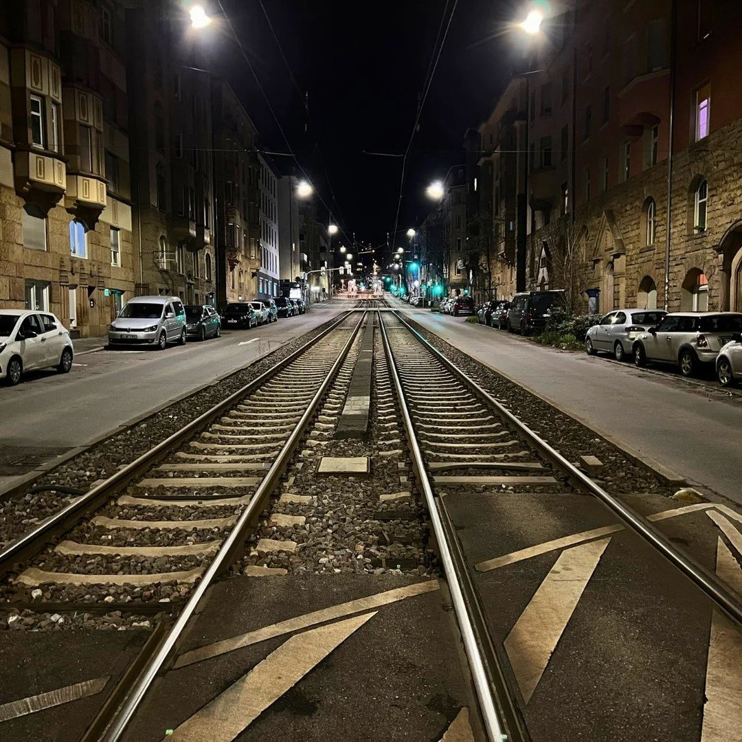 Neulich in Stuttgart. 🌛
Stille Nacht in der S&uuml;d-Metropole.

23:20 in the L&auml;nd. Friedlich schlummern die Schwaben. Ich wart auf des Brummen von aan Mercedes Diesel aber's brummt net... 🤷🏻&zwj;♂️

Erinnerung an einen sch&ouml;nen Abend in 