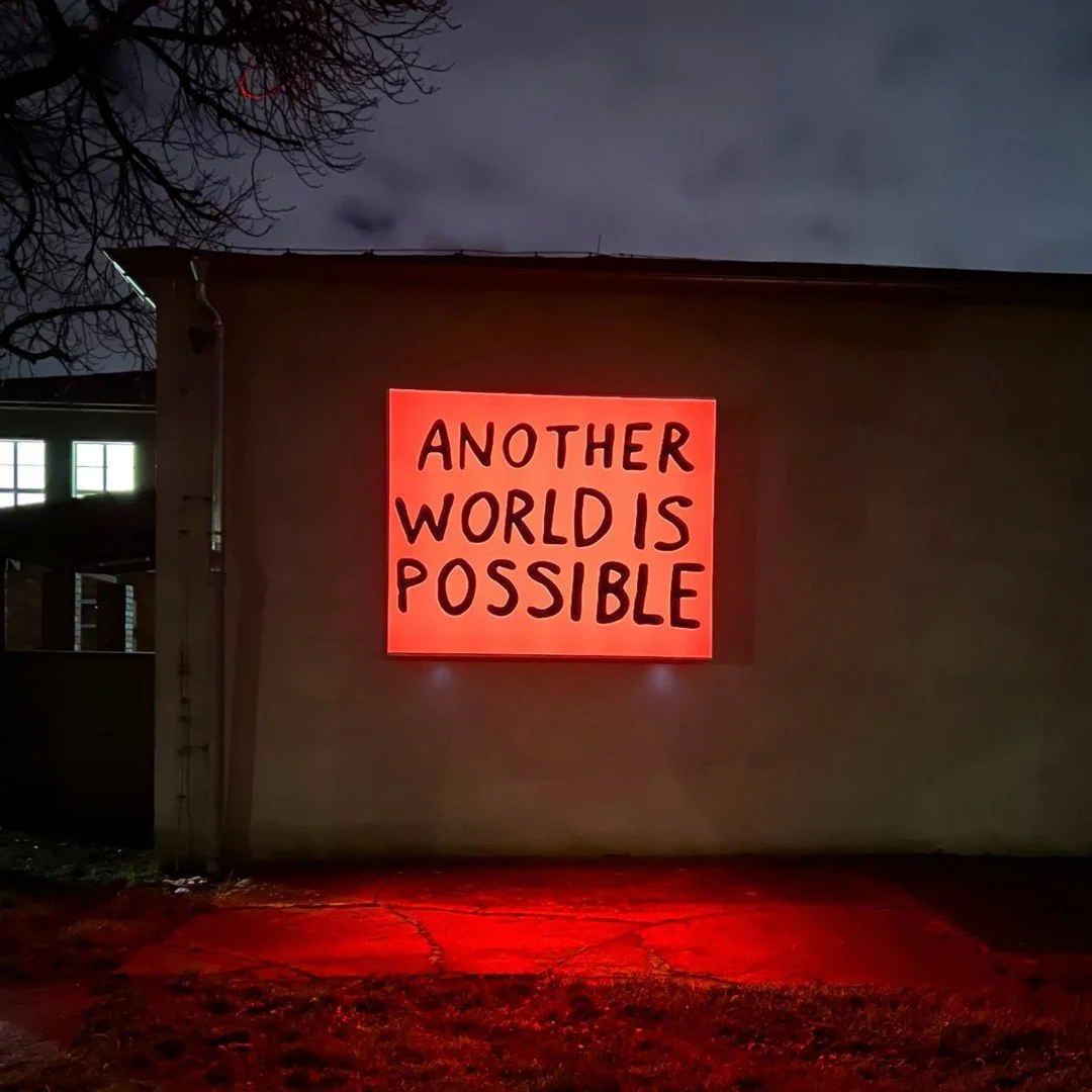 Eine andere Welt ist m&ouml;glich.
Und wir wissen auch wie.

Es ist w&auml;re nicht schwer die Welt friedlicher, gerechter und besser f&uuml;r Mensch und Tier zu machen. Es liegt an uns.

Deshalb gef&auml;llt mir das Intro von Guillermo de Toros fant