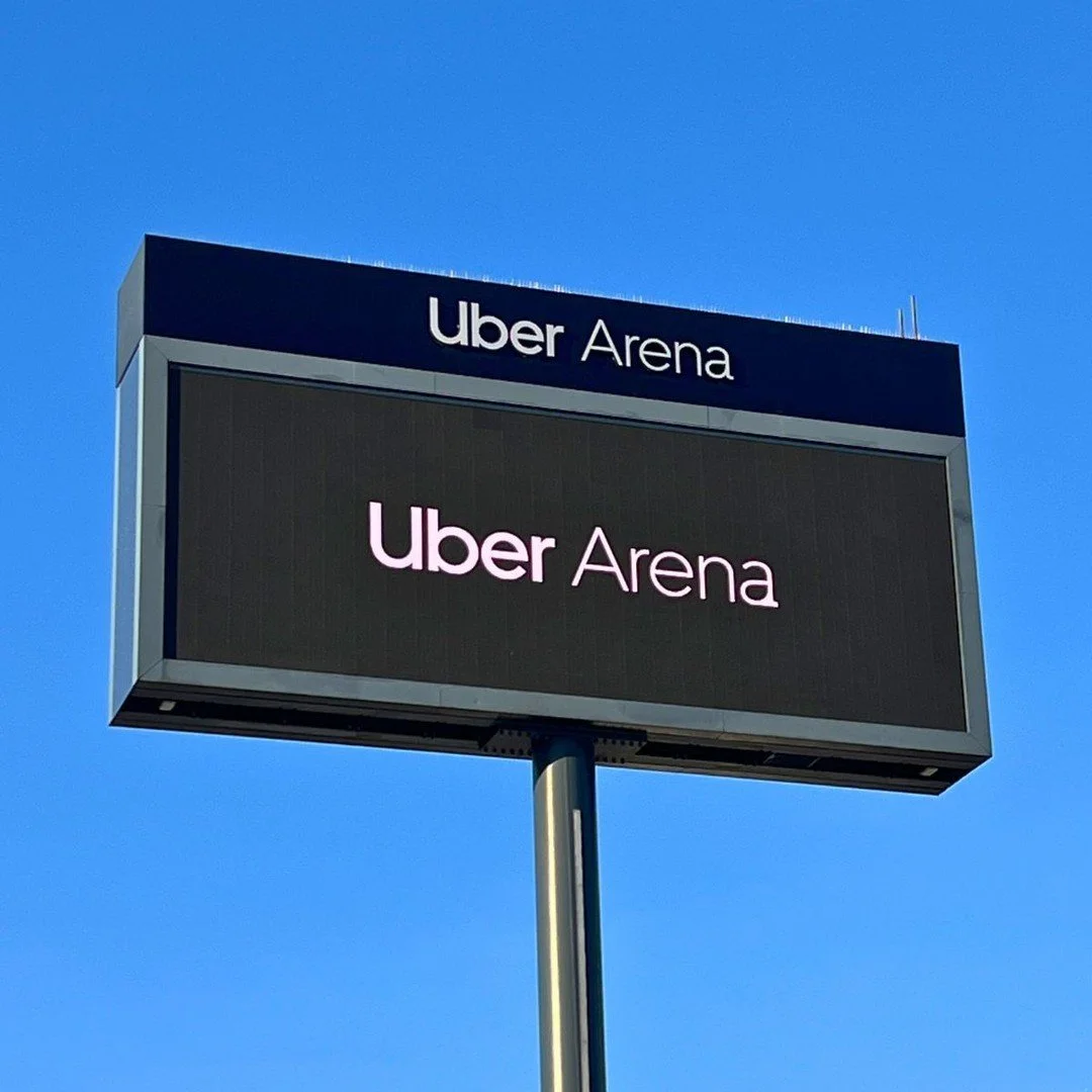 Rekursive enshittification des urbanen Raumes. Wo habe ich meine &bdquo;They Live&ldquo;-Sonnenbrille... 🕶️

Hier stimmt symbolisch einfach alles: Brutal, massiv, riesengro&szlig;, mit Stacheln und Antennen on top. Wir bekommen was wir konsumieren.