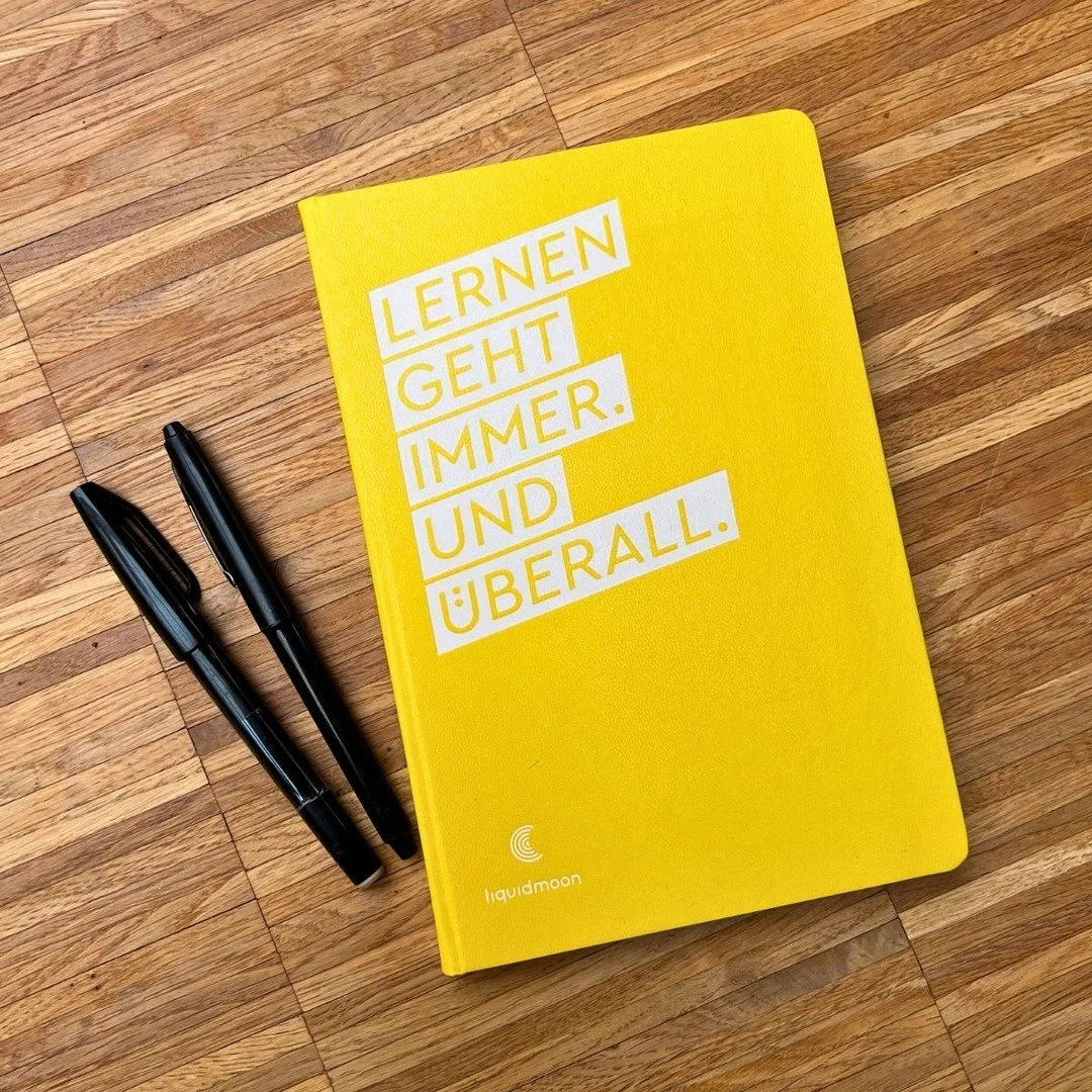 Heute endet das zweite Modul meiner Weiterbildung bei den Kommunikationslotsen.

Man lernt nie aus. Und ich habe wieder reiche Ernte eingefahren. Wie immer am Start: Mein gelbes Notizbuch von Liquidmoon. 📒👌
