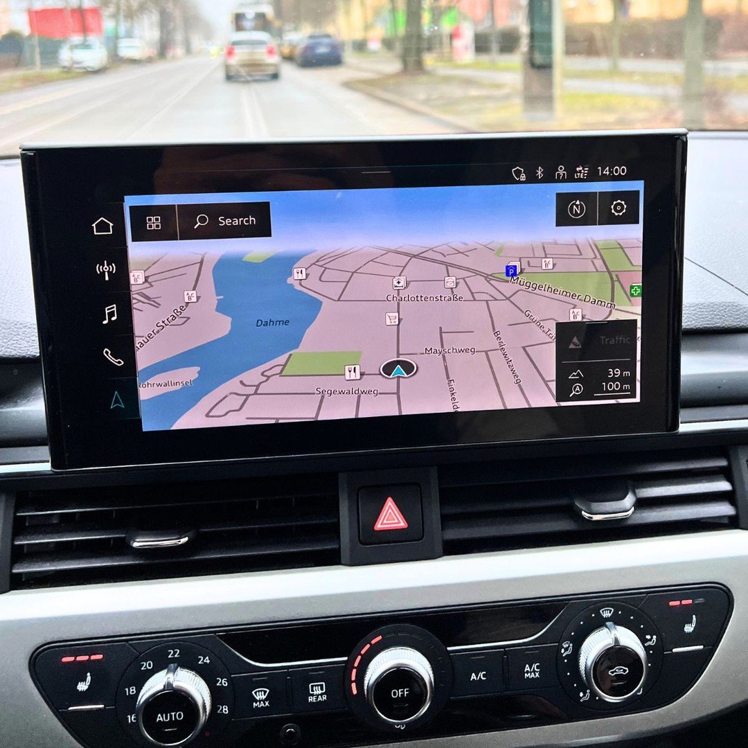 The &ldquo;fog of war&rdquo; lies thick on the map of K&ouml;penick. At least there are some interesting Quest markers... 🤦🏻&zwj;♂️

Navigation like it's 1999. I guess I will never stop making fun of outdated automotive interface design. 
😅