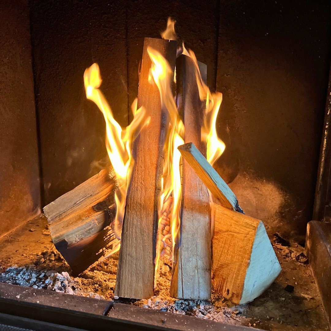 Diese Woche haben wir unser Podcast-Projekt mit einem Feuer-Ritual beendet. 🔥

2020 haben Linnea Riensberg, @ilanski6 und ich das Projekt &bdquo;Das Ende&rdquo; gestartet. Unsere zentrale Frage:
&bdquo;Was w&auml;re, wenn es uns nicht an Visionen un