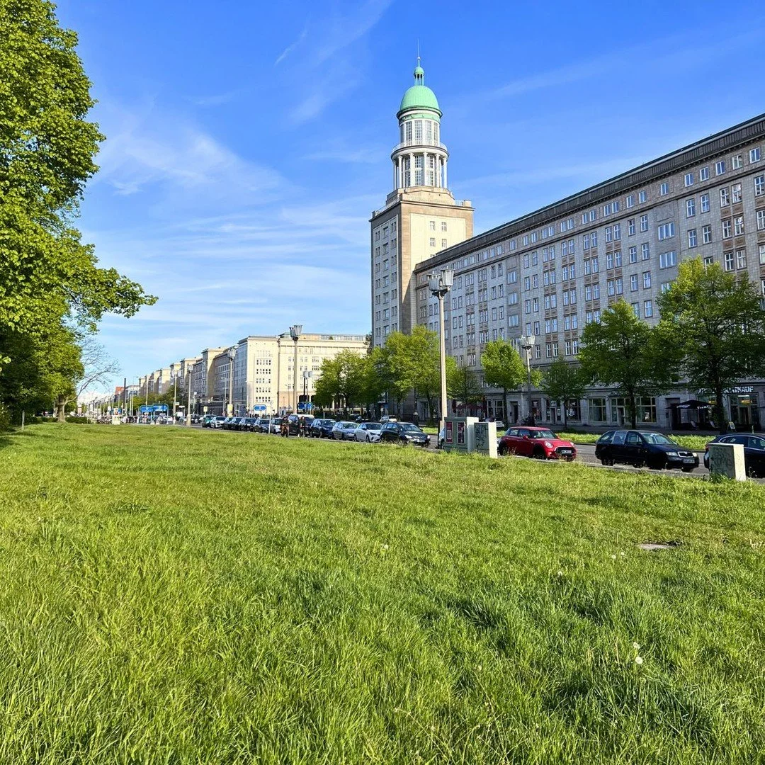 Berlin in spring. A green City. 🌿

Im April bei Sonnenschein zeigt meine Lieblingsmetropole wie sch&ouml;n gr&uuml;n eine Gro&szlig;stadt sein kann. Die Utopie liegt vor unserer Nase. Aber die Dystopie verkauft sich besser. 

(Bild von Sonntag, N&au
