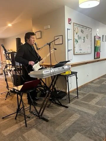 Residents had a wonderful time enjoying the lively tunes by Jukebox Dave! Music has such a special way of bringing people together! 🎶🎵🎤
.
.
.
#AssistedLiving #SeniorLiving #MemoryCare