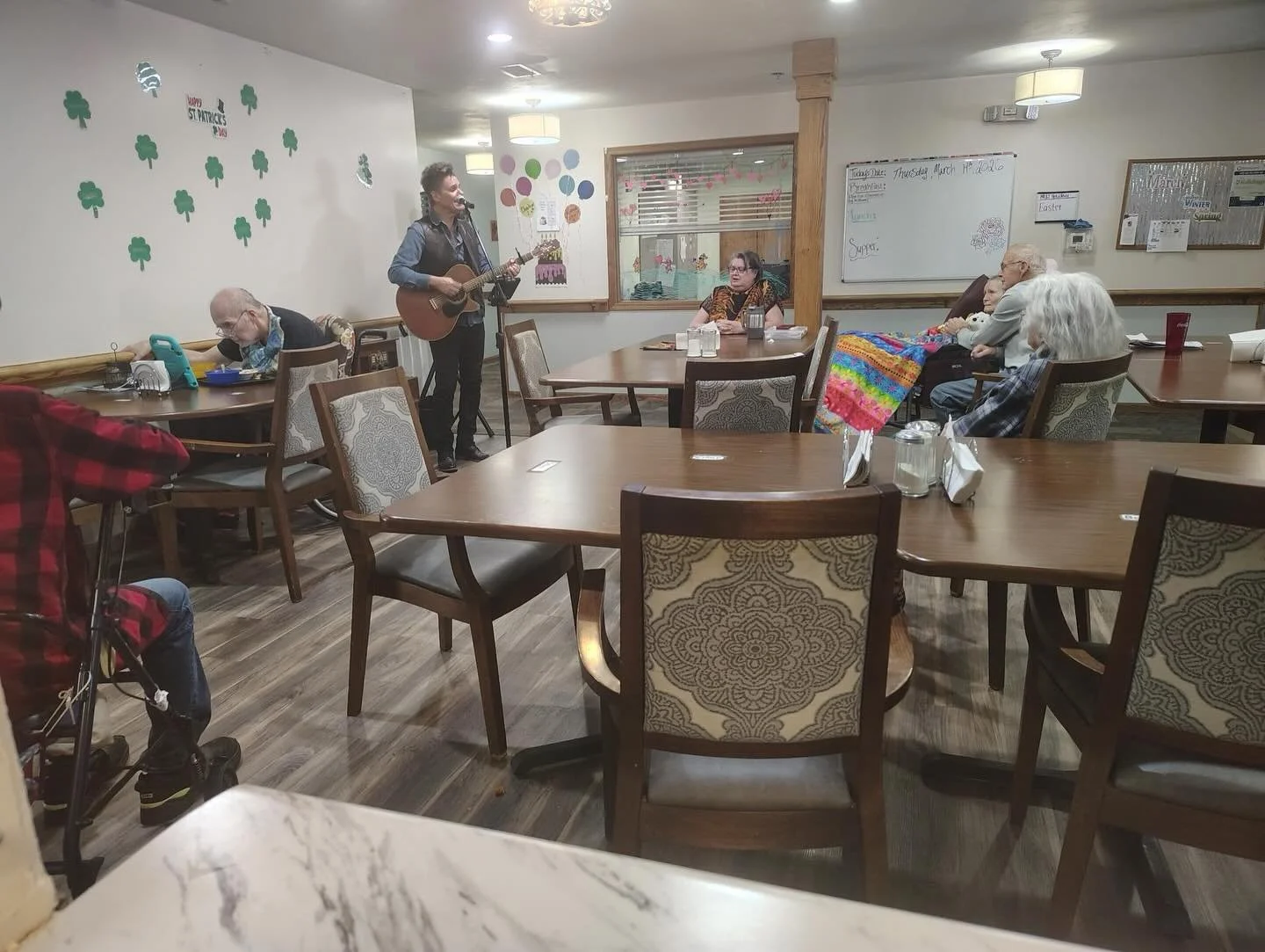 Dancing, laughter, and the joy of live music 🎶
Moments like these make every day brighter ❤️
.
.
.
#AssistedLiving #SeniorLiving #MemoryCare