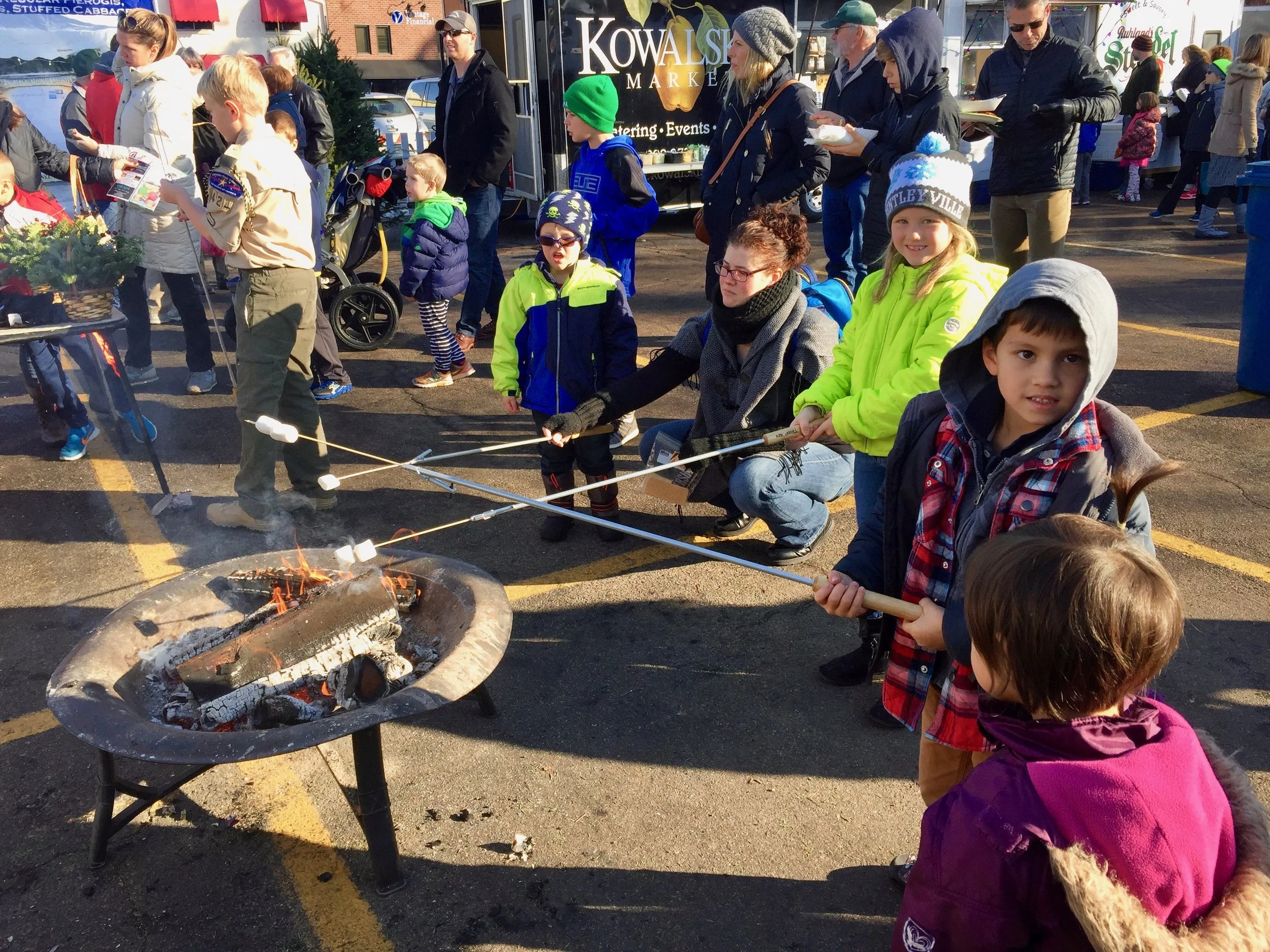 Christkindlsmarkt Kids around fire - 1.jpg