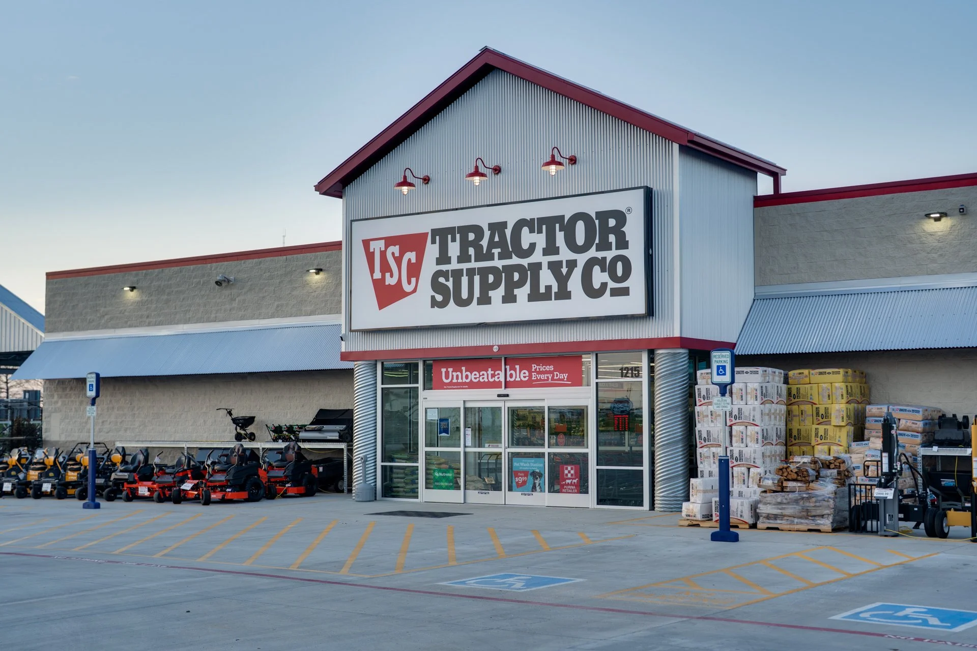 Cunningham-Clark-Construction-Wichita-Falls-Tractor-Supply-Company-BridgeportTSC-Bridgeport-JGoode-LoRes-5.jpg
