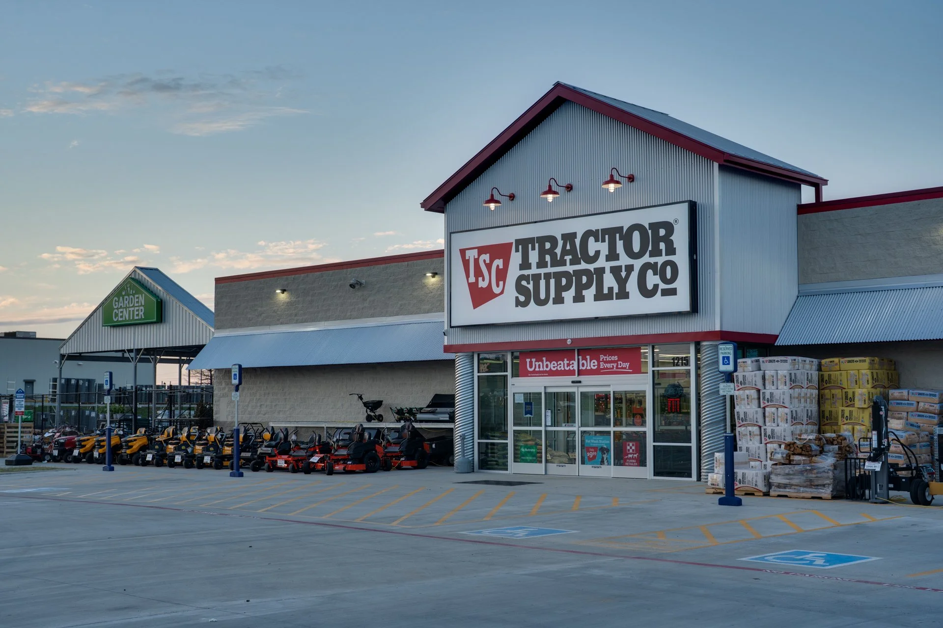 Cunningham-Clark-Construction-Wichita-Falls-Tractor-Supply-Company-BridgeportTSC-Bridgeport-JGoode-LoRes-12.jpg
