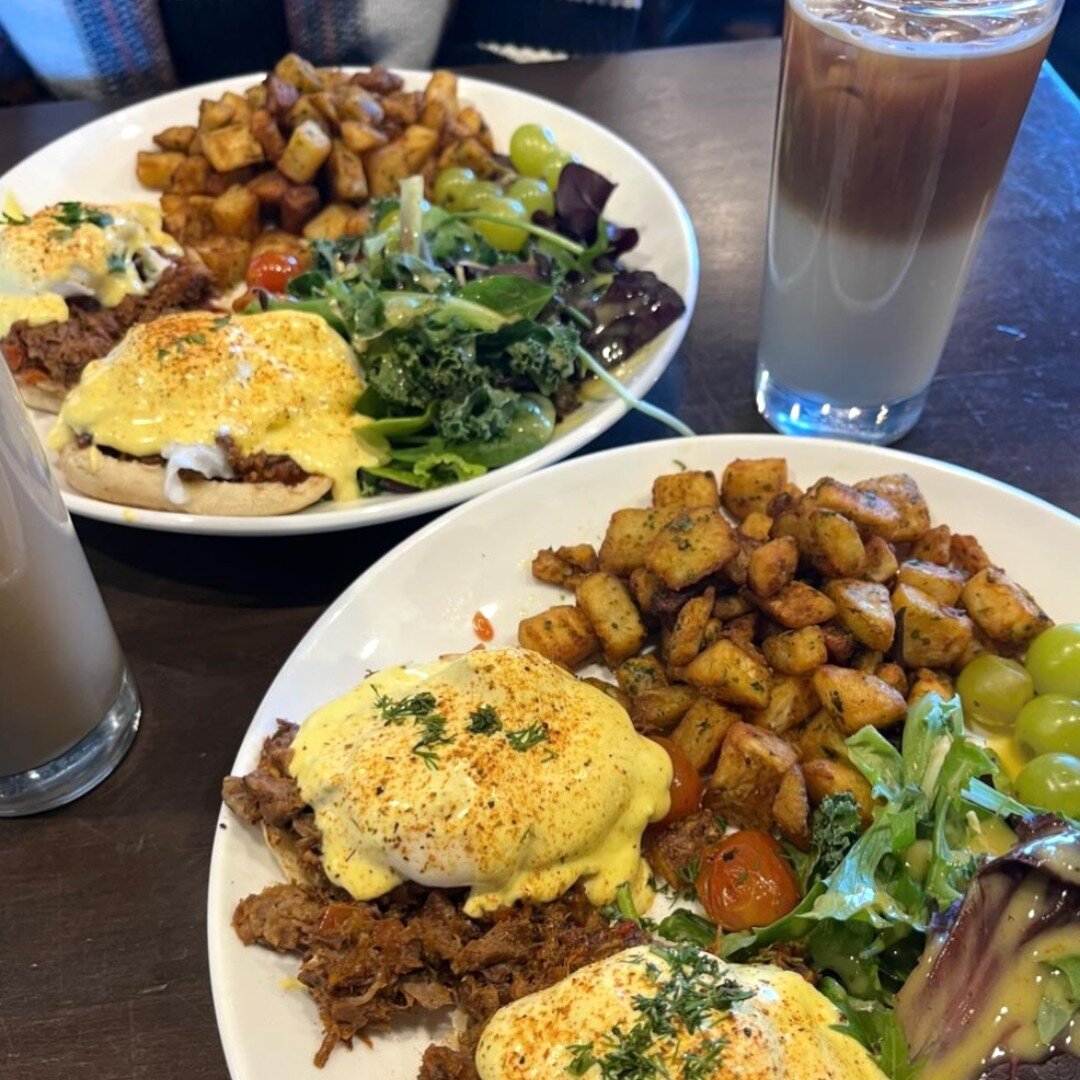 Brunch vibes are always on point at @eggstaticsauga 🍳✨ Nothing beats starting the day with a plate full of deliciousness! 

Photo by @zofeasts 🫶

#Eggstatic #Brunch