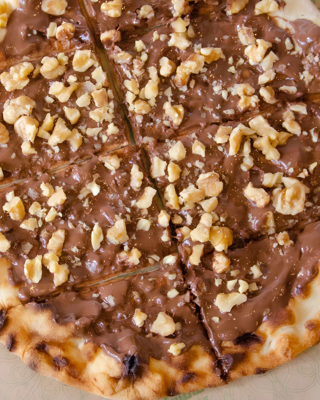 Freshly baked flatbread topped with hazelnut chocolate spread and crushed walnuts? Say less! 🍫✨

@zaatargy is serving up the perfect mix of warm, sweet, and satisfying with their Chocalata flatbread. Honestly, it tastes just as good as it looks!

Fi