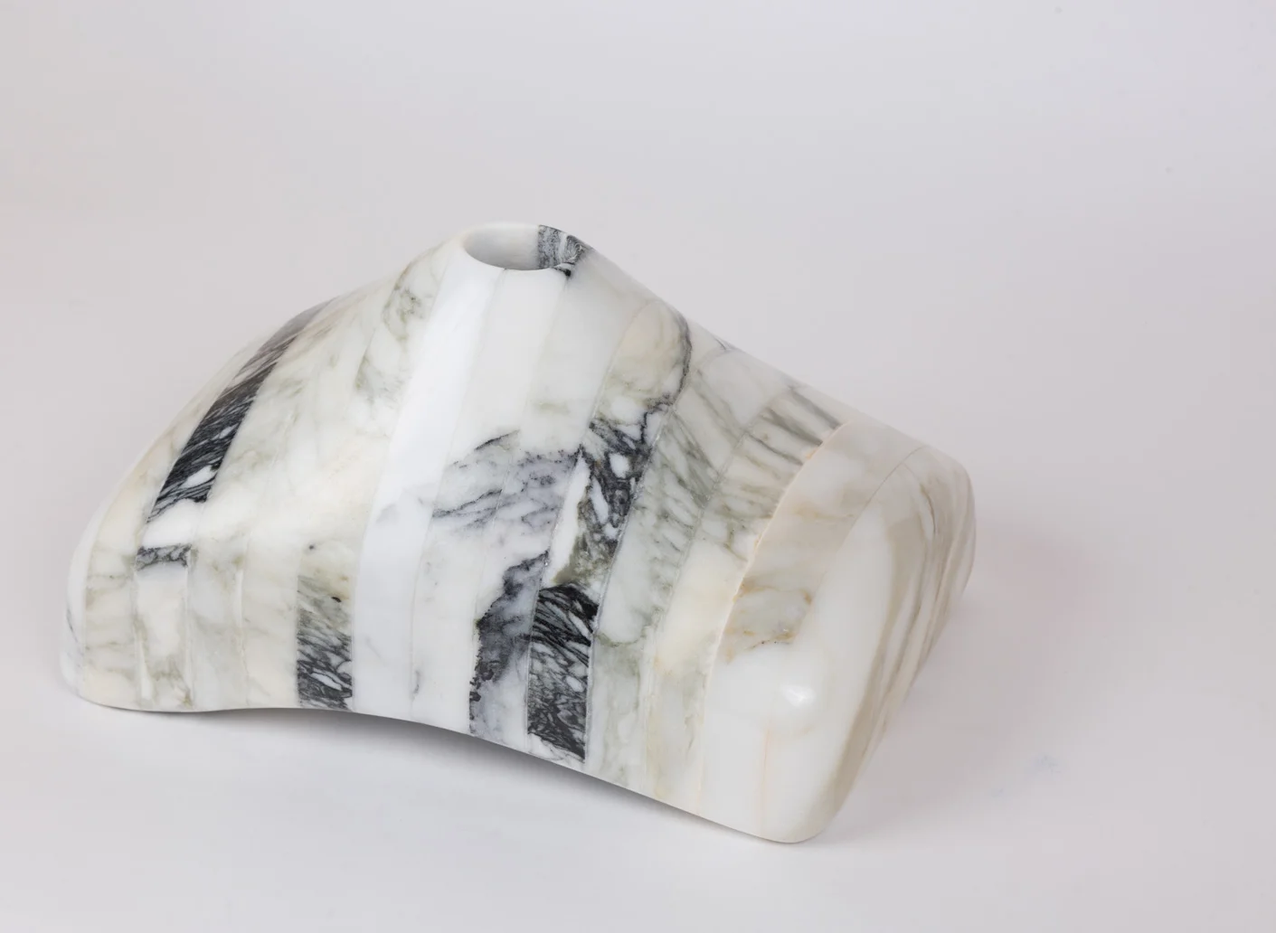 vase _four in neve / greys block Timeless white slabs with accents of grey, blue and black mix the striking veins of Calacatta with the subtle textures of Carrara.