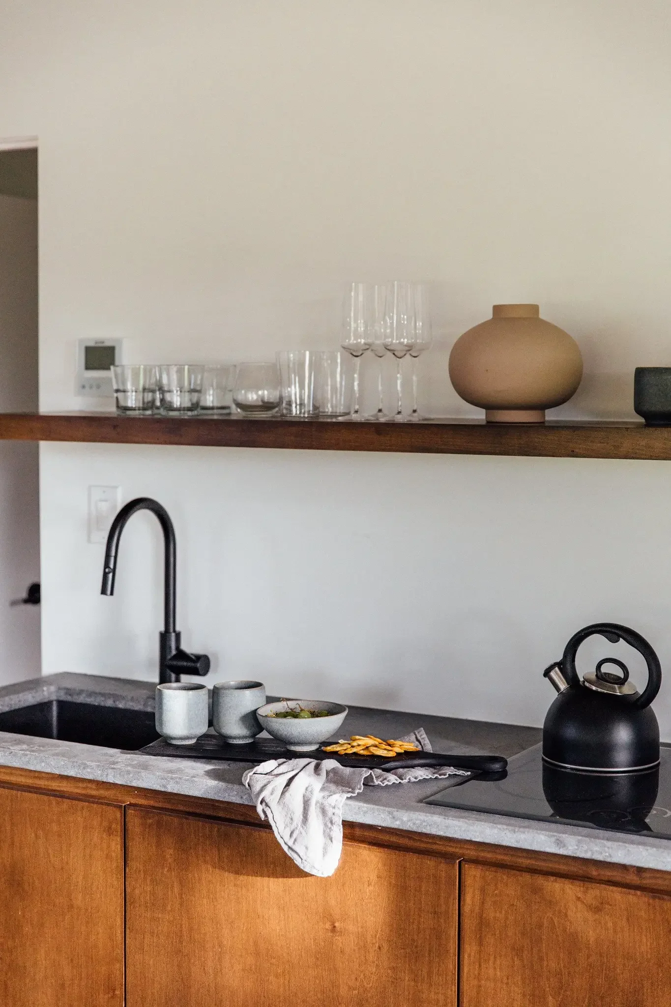 nowhere-hammock-lodge-kitchen-counter-glassware-kettle.webp