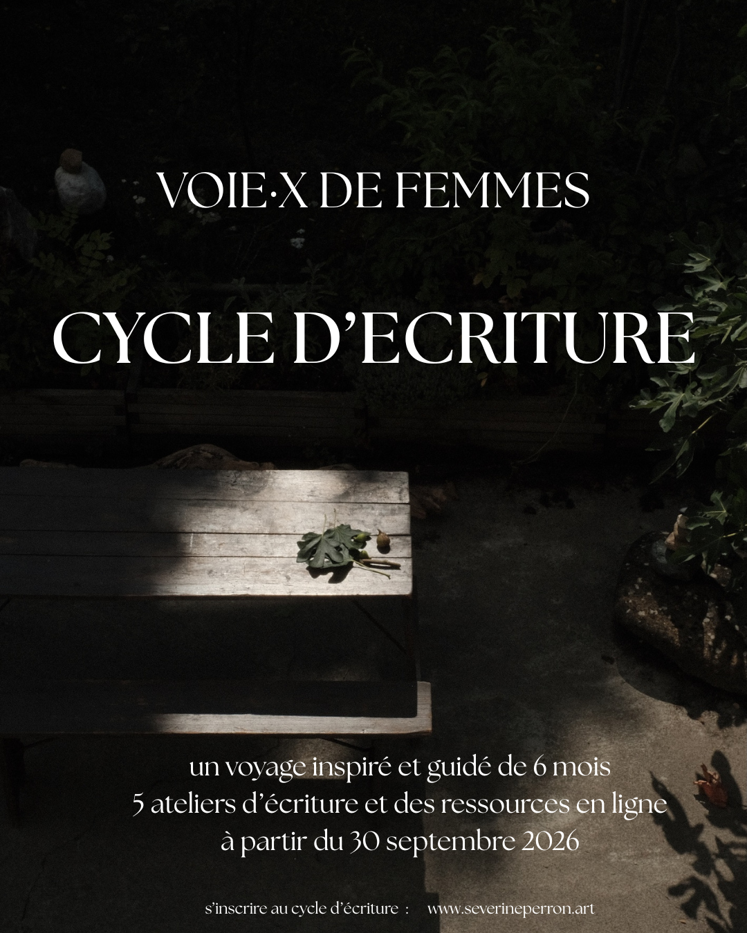 Text overlay on a dark image of a small wooden table with leaves on it, promoting a writing course titled 'Voie x de Femmes Cycle d'écriture'.