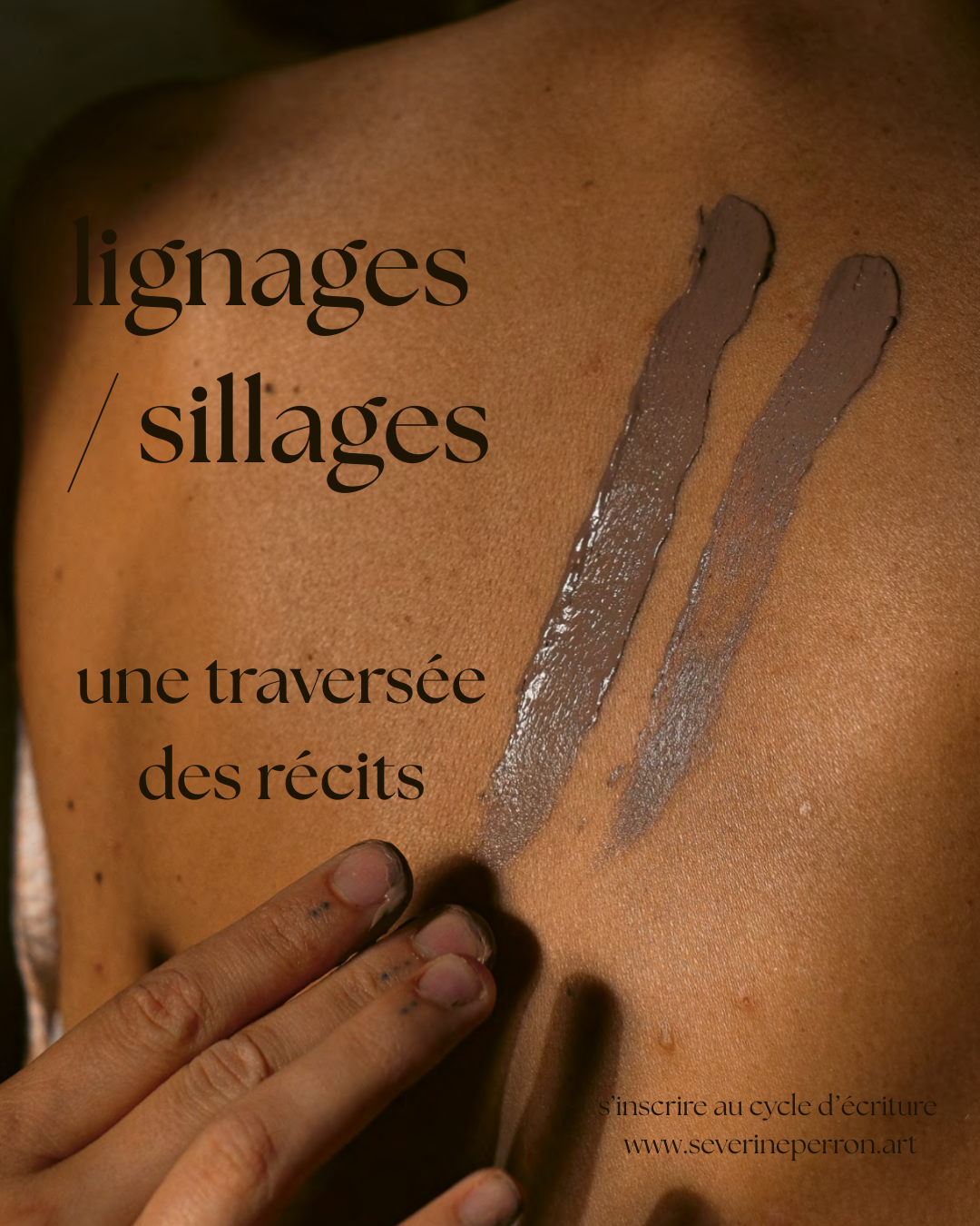 Close-up of a person's shoulder with two metallic silver paint strokes and hand with dirty fingernails resting on the skin. Overlaid text in French reads "lignages / sillages" and "une traversée des récits." Additional small text says "s’inscrire au cycle d’écriture" and "www.severineperron.art."