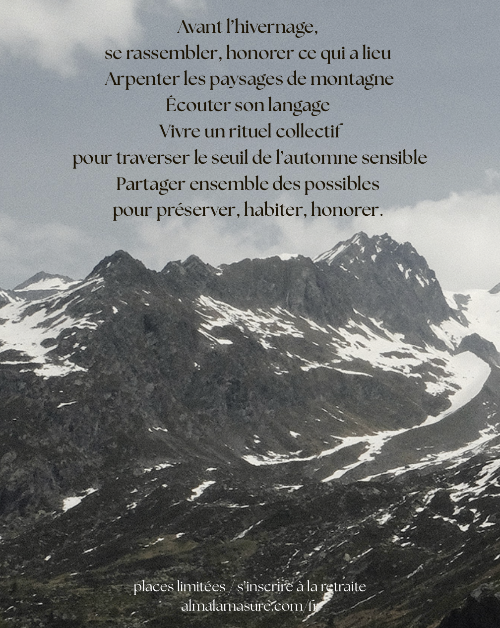 A mountainous landscape with snow patches and cloudy sky, featuring a French text overlay about gathering before winter, respecting mountain landscapes, listening to language, collective rituals, autumn transition, sharing possibilities, and preservation. Includes a website URL at the bottom.