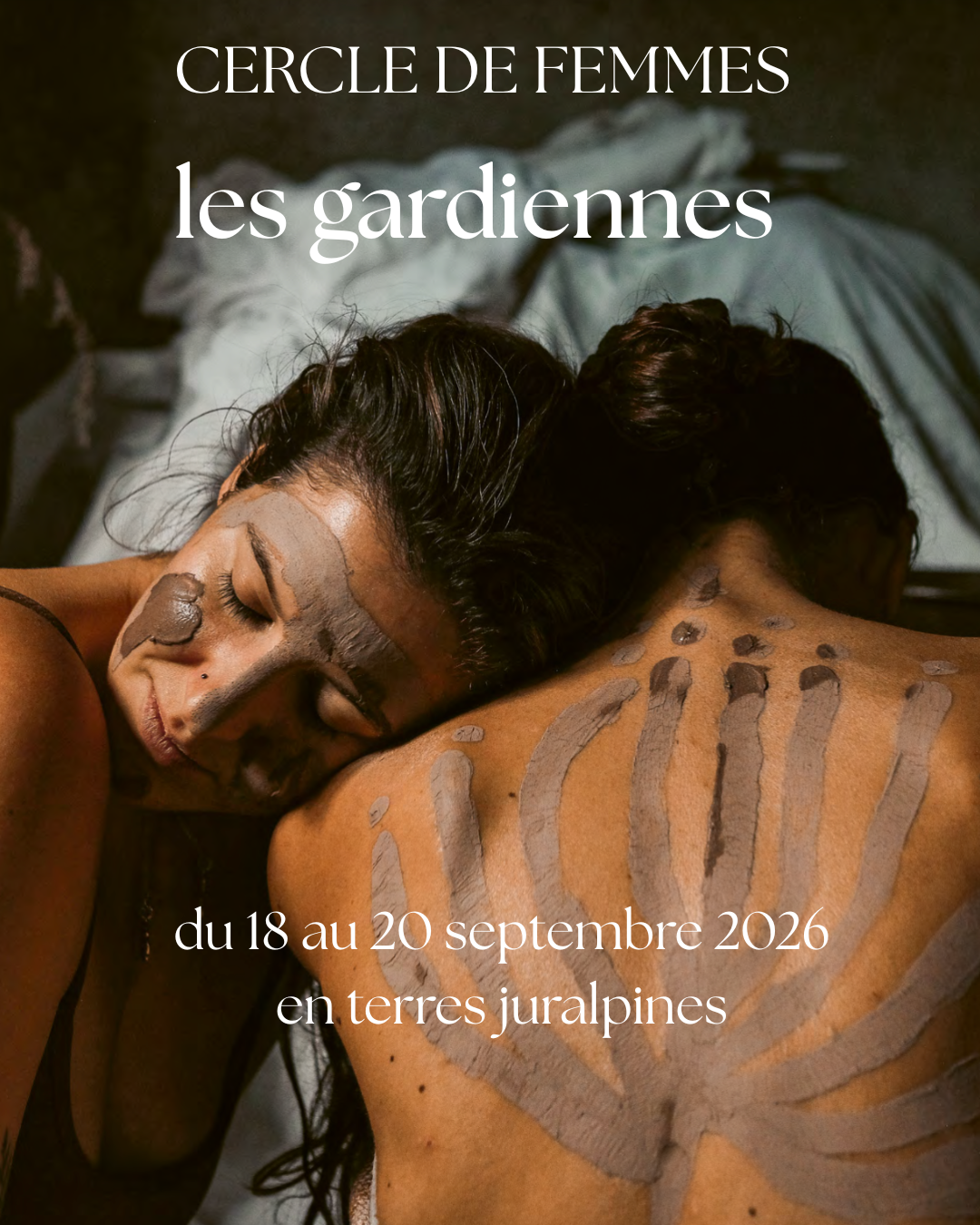 A woman with facial paint and a man with body paint together, lying on a bed, embracing, with French text overlay about a women's circle event from September 18-20, 2026, in the Jura Mountains.