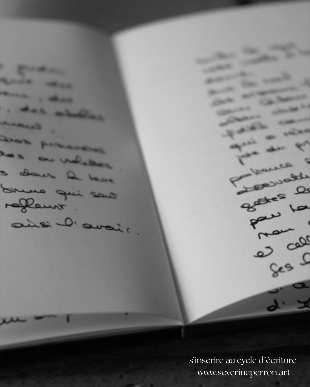 Open notebook with handwritten text, dark background, and a watermark in French at the bottom right corner that reads 's’inscrire au cycle d’écriture www.severineperron.art'.