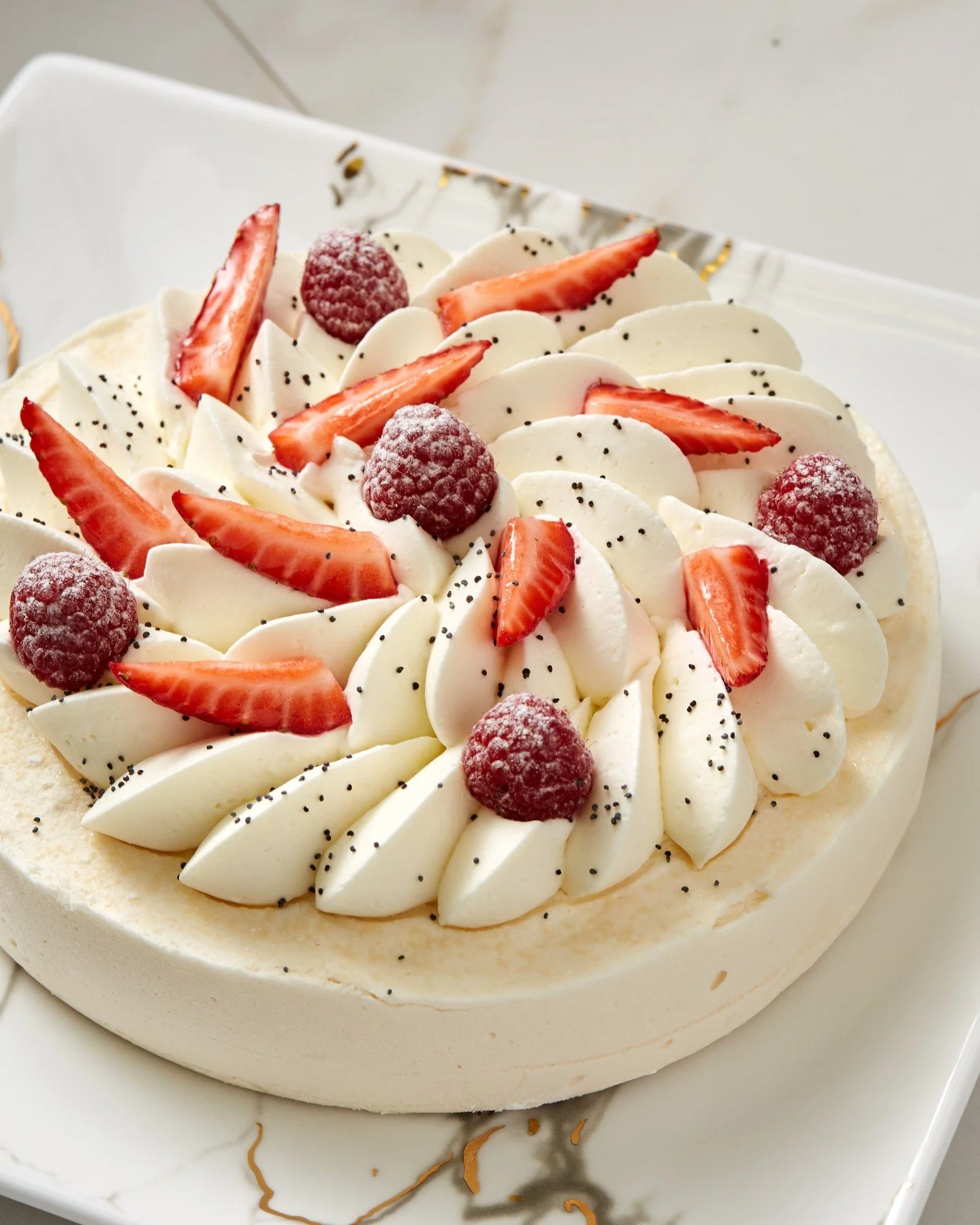 Light as a cloud, bright as the summer sun. ☀️
Our Pavlova features a crisp meringue base, strawberry-passionfruit compote, yogurt Chantilly, poppy seeds, and fresh strawberries. A delicate, dreamy treat that's impossible to resist (and naturally glu