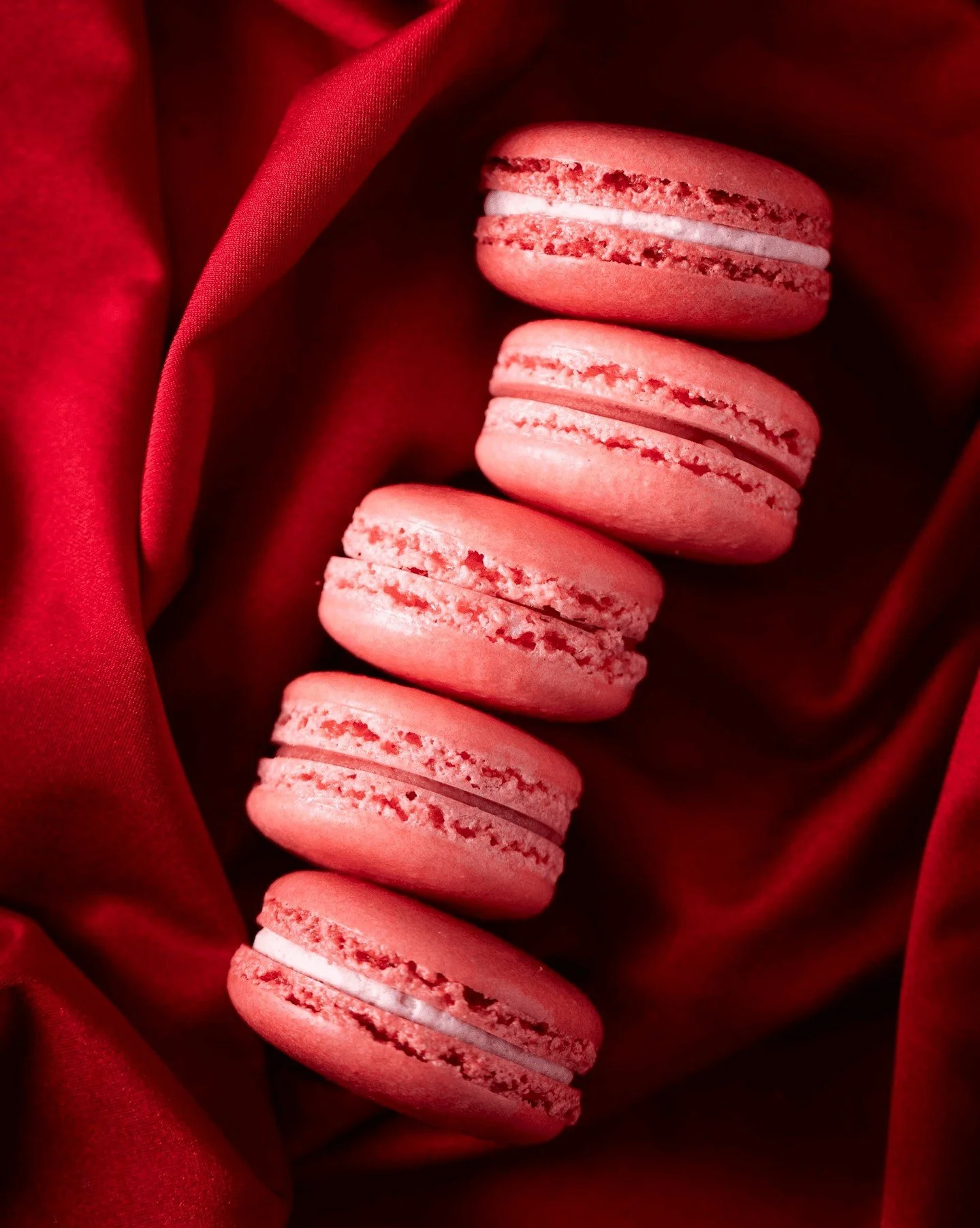 This year, say "I love you" with a box of their favorite macarons.

Our Valentine's Day macaron gift box features:
🍫 70% bittersweet chocolate
✨ Salted caramel
🍓 Strawberry ganache
💗 Raspberry buttercream
🌼 Madagascar vanilla bean
🍊 Ca