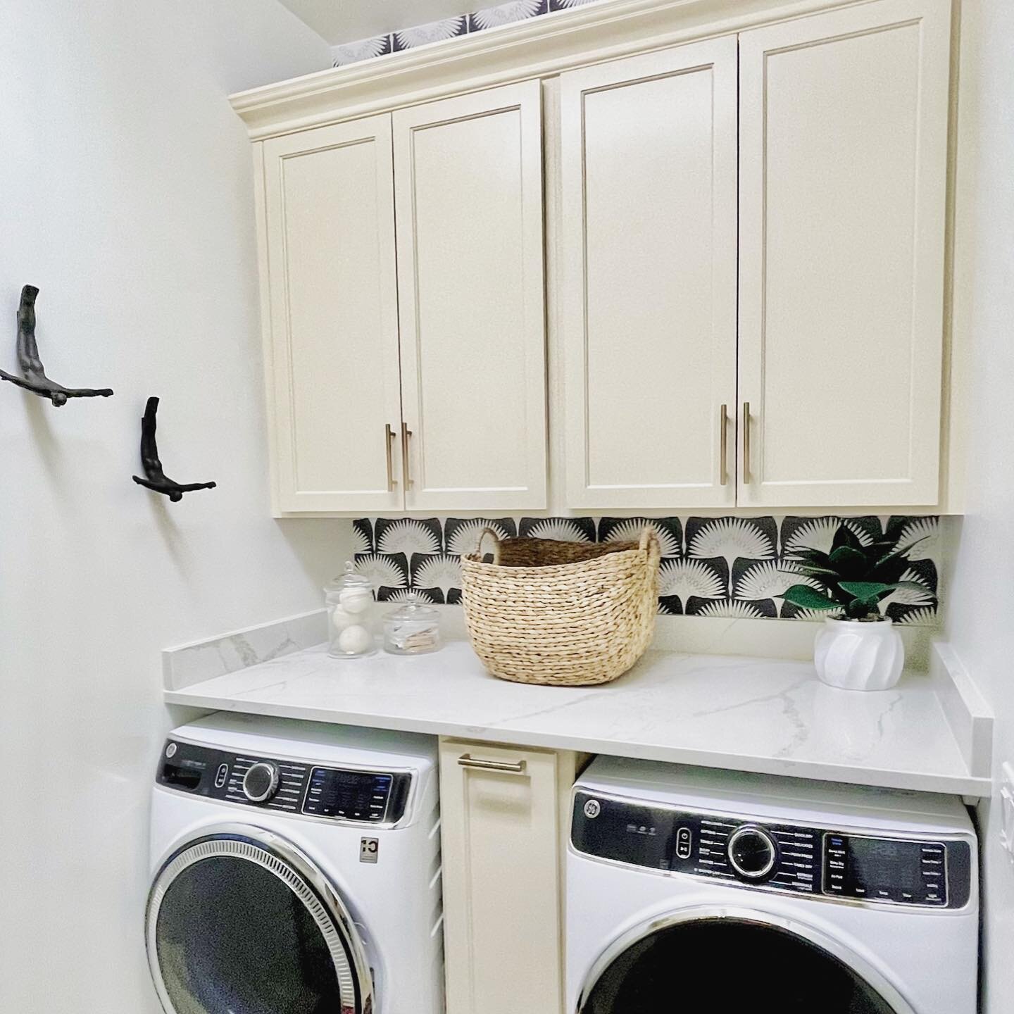Pretty little laundry room renovation! Doing laundry is much less of a chore now 🤗