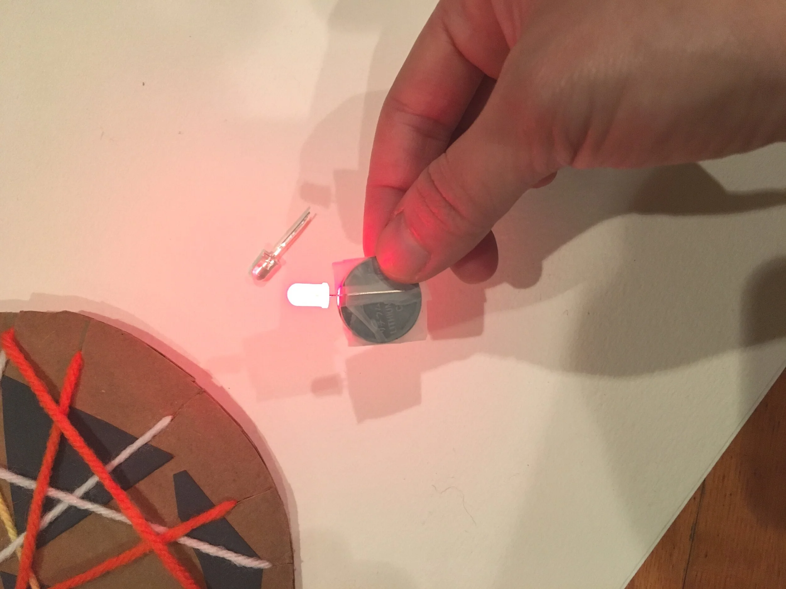 用膠帶固定燈泡和電池