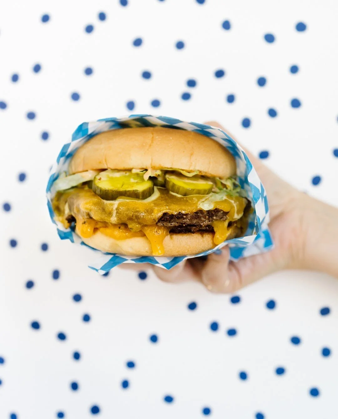 Something to ROOT for. The Holler Burger: 2 beef patties, @tillamook cheddar, iceberg lettuce, red onion, Holler pickles, secret sauce. Cheers. 💛🧀🍔💙⁠
⁠

#EEEEEATS #burger #portlandburgers #hollerburger #goodeats #hamburger #cheeseburger #burgerbu