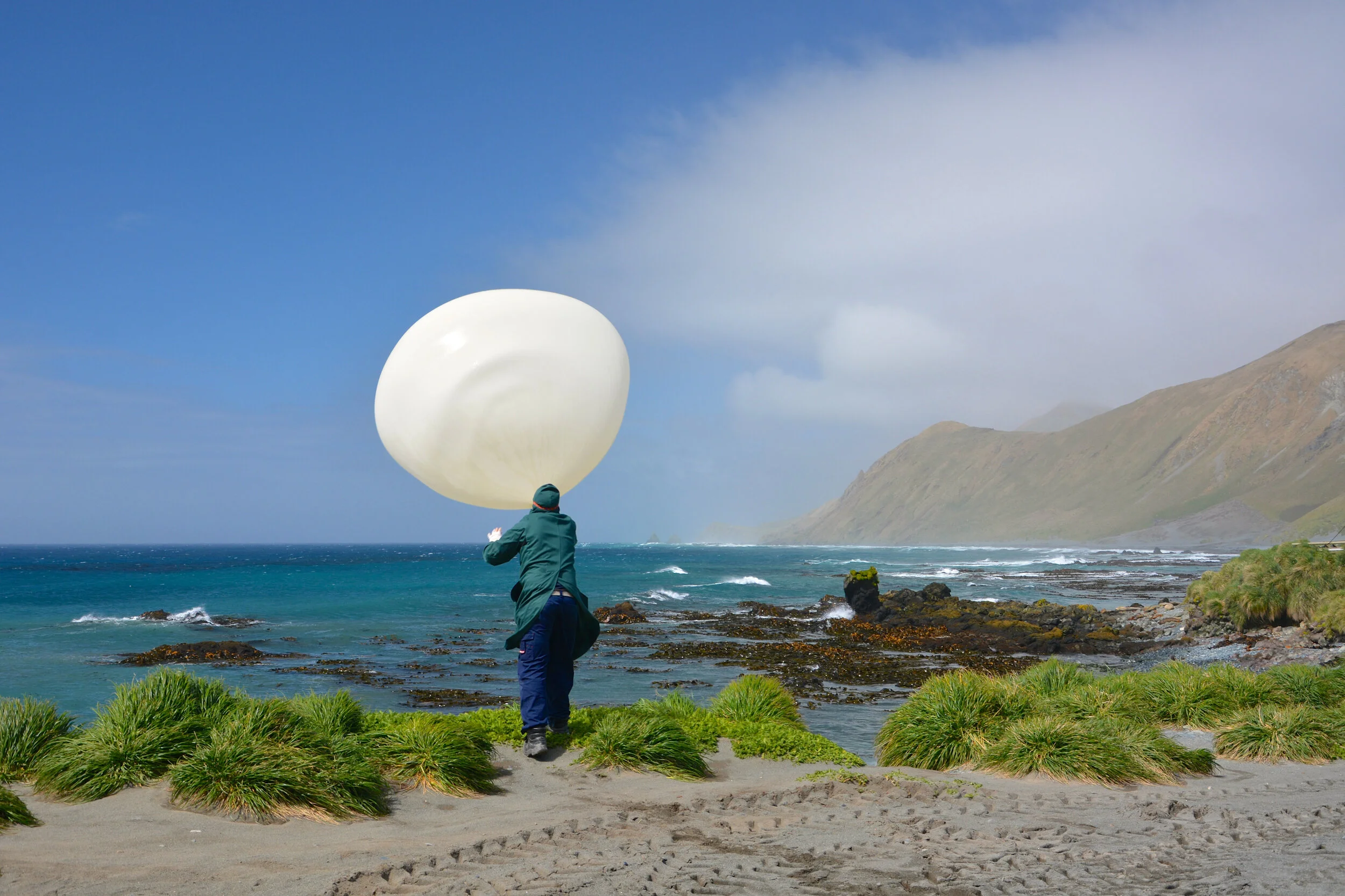 M056 - Weather balloon release in typical windy conditions - December 2013