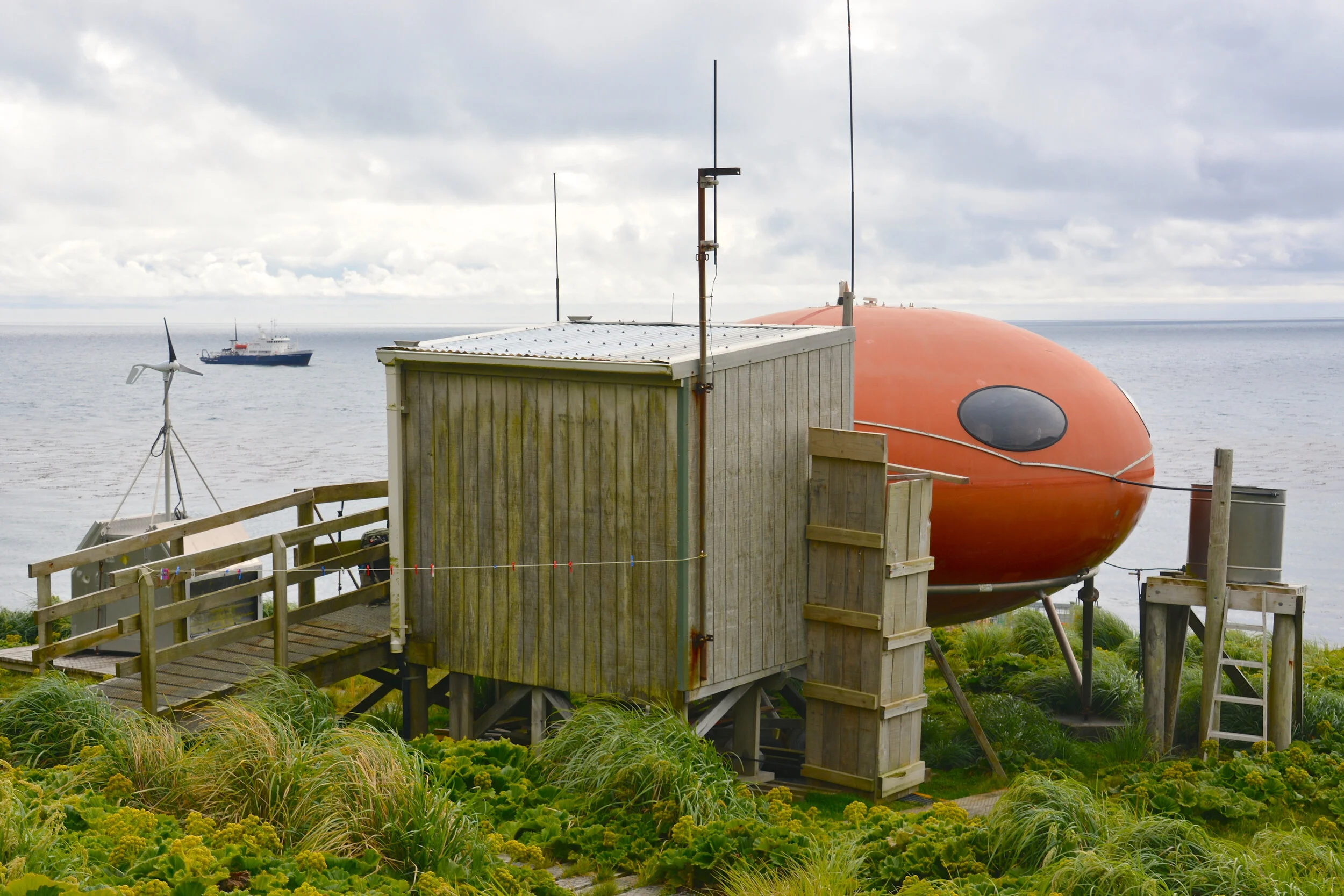 M088 - Brothers Point hut on the East coast, with the Akademik Shokalskiy offshore - January 2014
