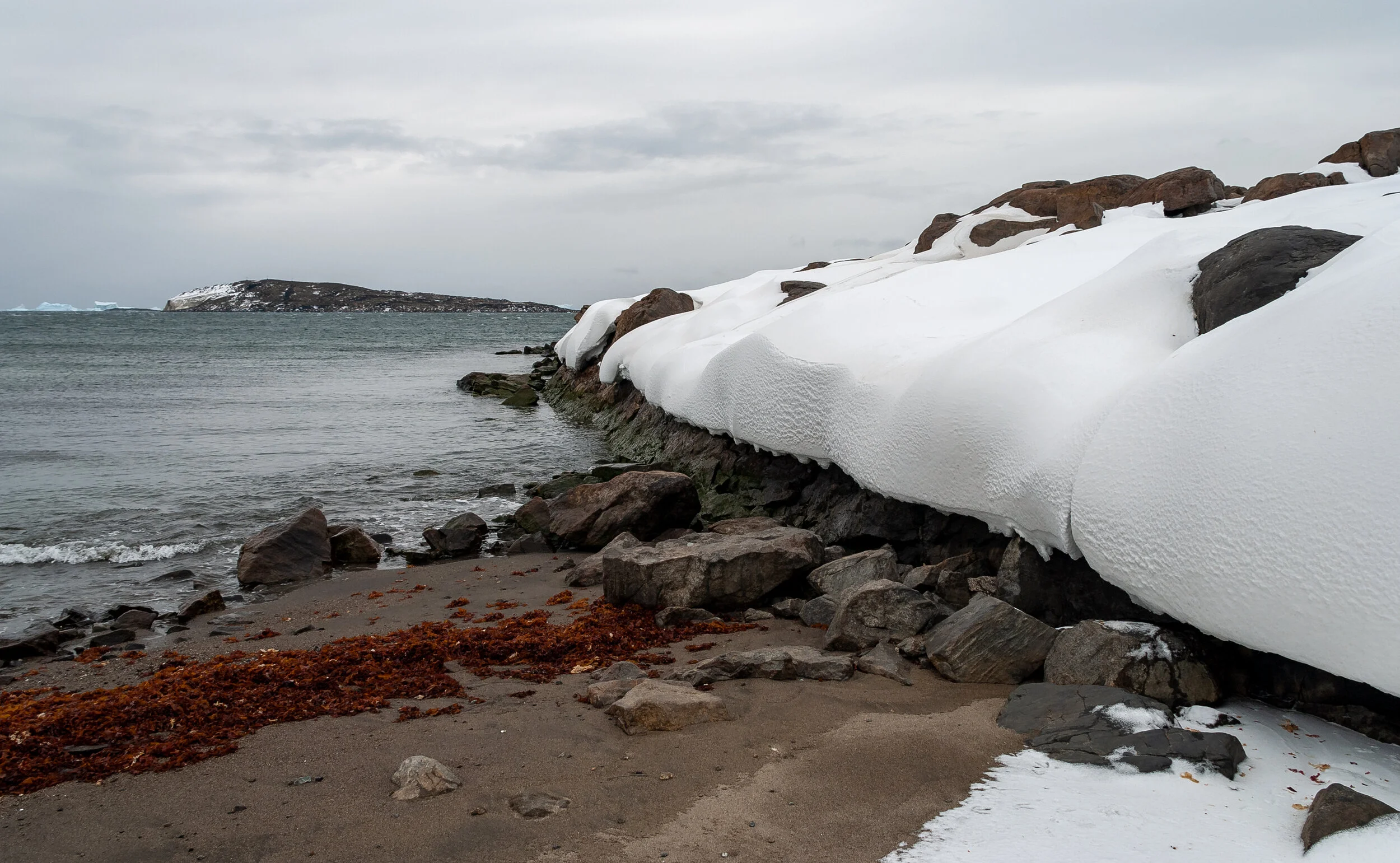 33 - V4 on the Aurora Australis: Davis retrieval of cargo and summer personnel