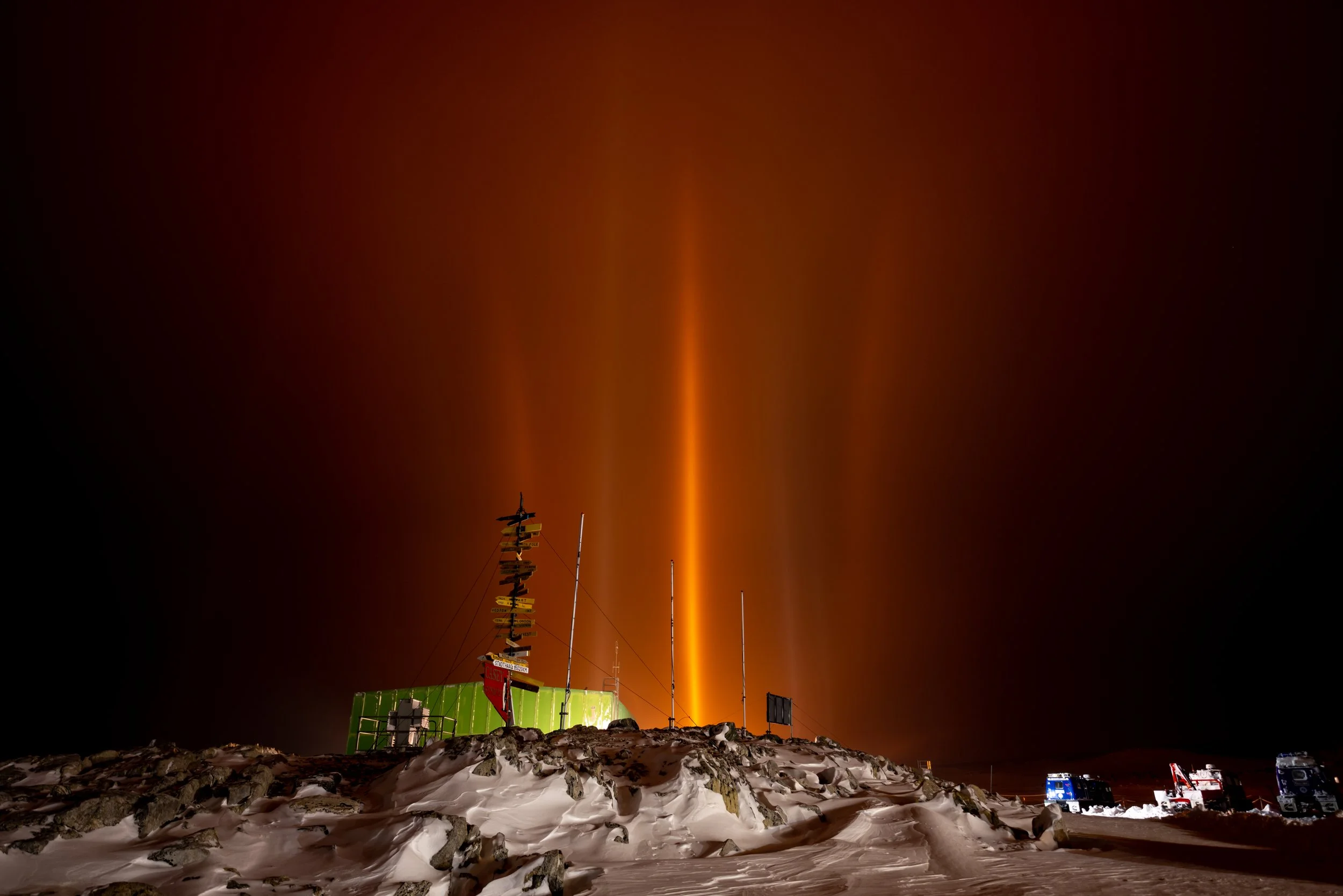 C205 - 21st of April 2022 7:39 pm -20℃ - Light Pillars