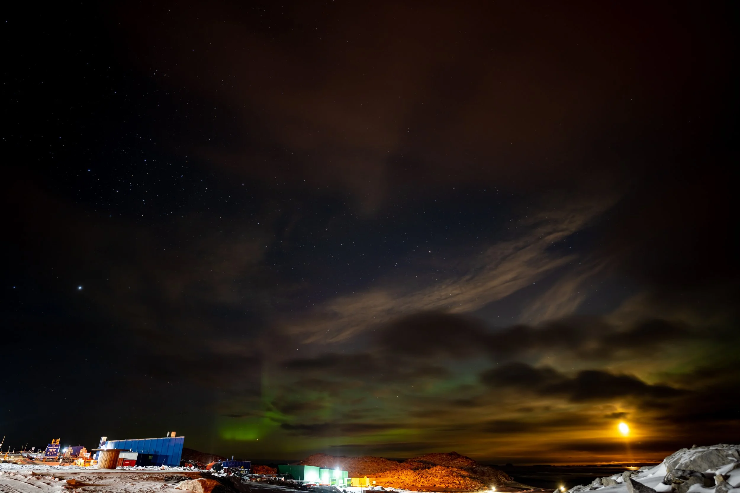 C215 - 12th of April 2022 11:44 pm - low cloud, altocumulus, stars, the moon and a Aurora to the northwest of Casey