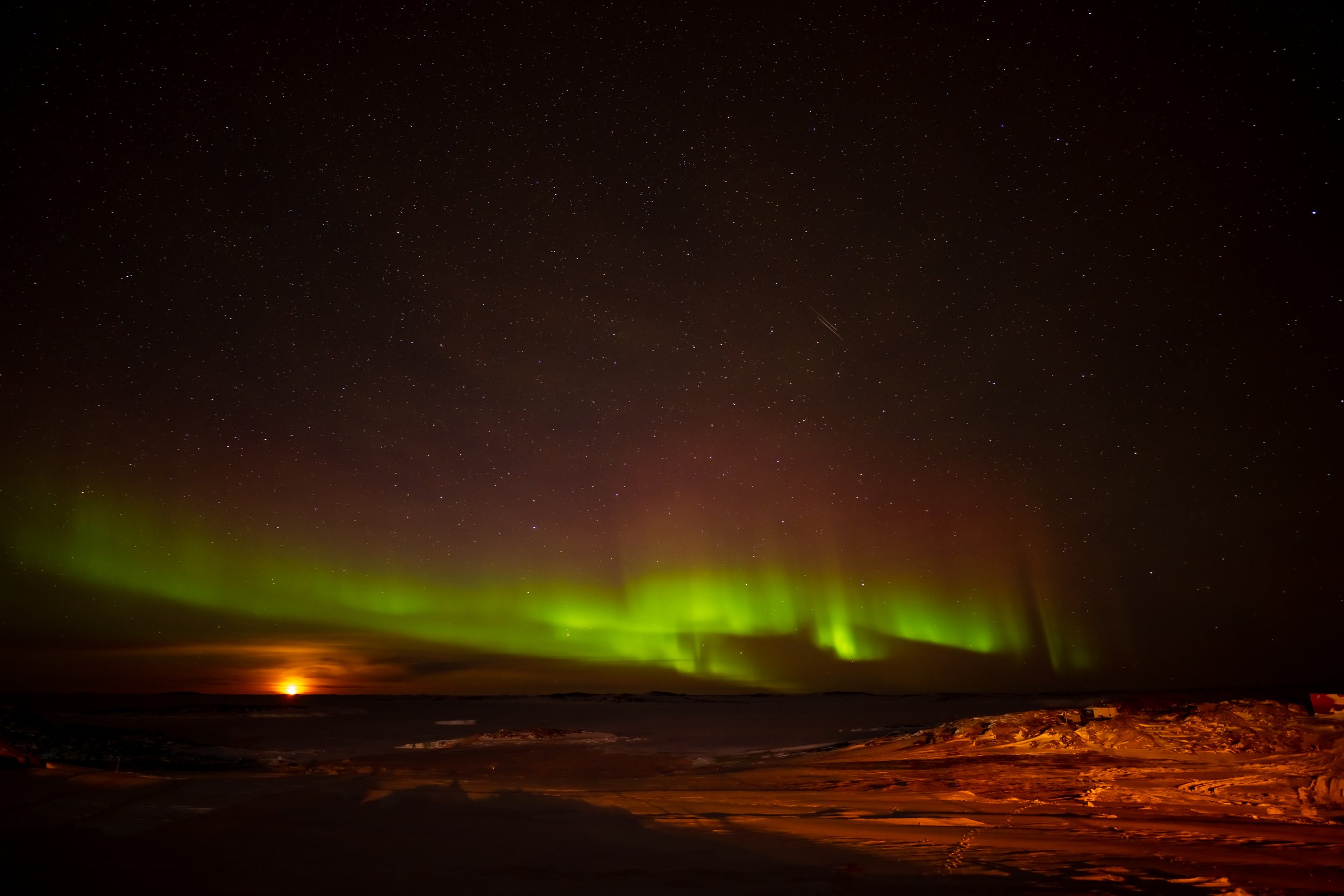 C230 - 8th of May 2022 7:51 pm - Aurora to the north of Casey with moon setting on the horizon