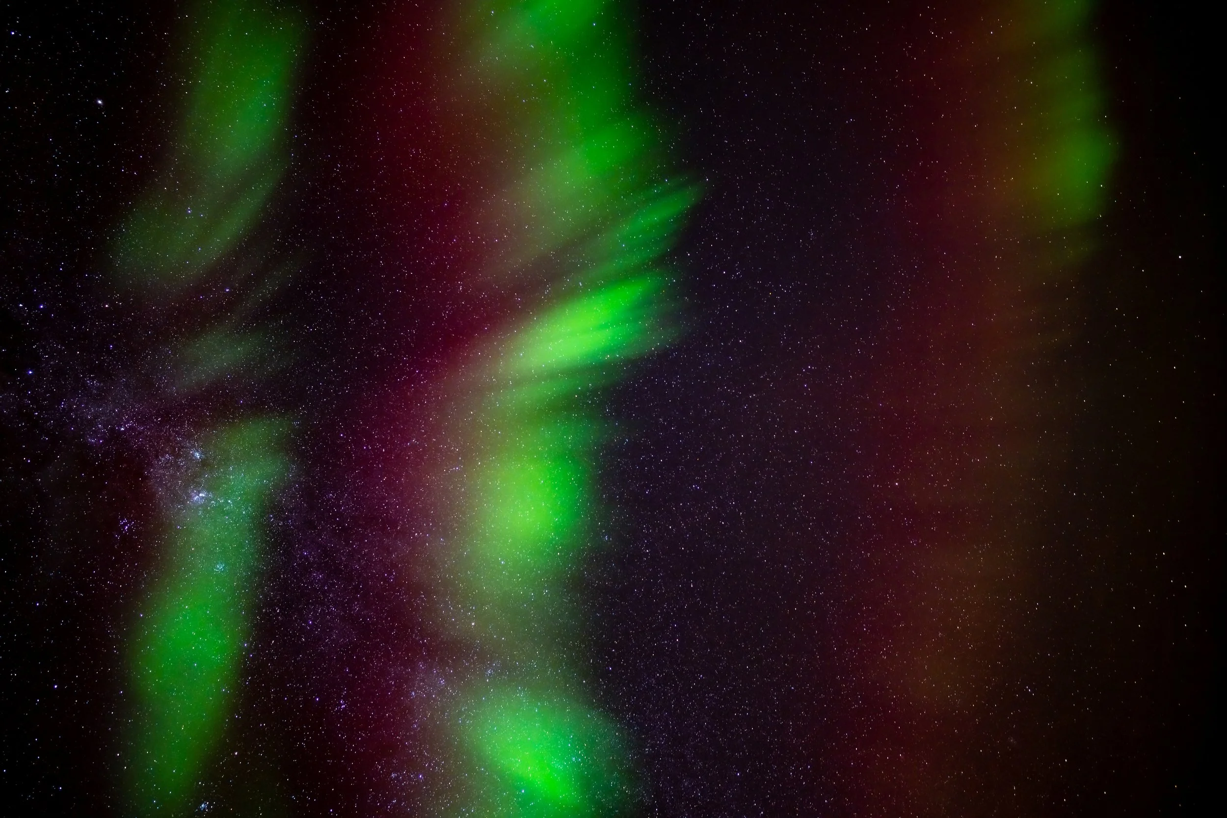 C238 - 30th of May 2022 9:02 pm - Shafts of a Aurora overhead at Casey