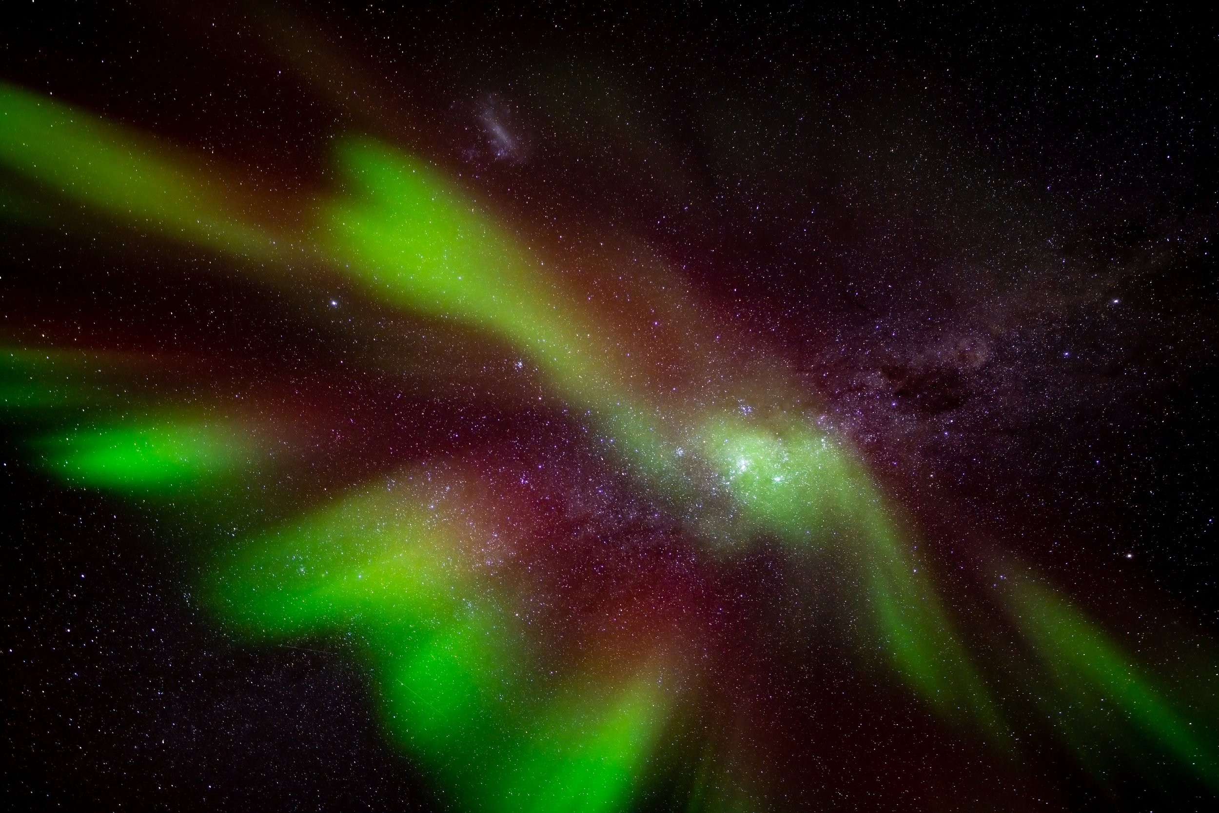 C264 - 30th of May 2022 9:04 pm - Aurora and the Milky Way overhead at Casey