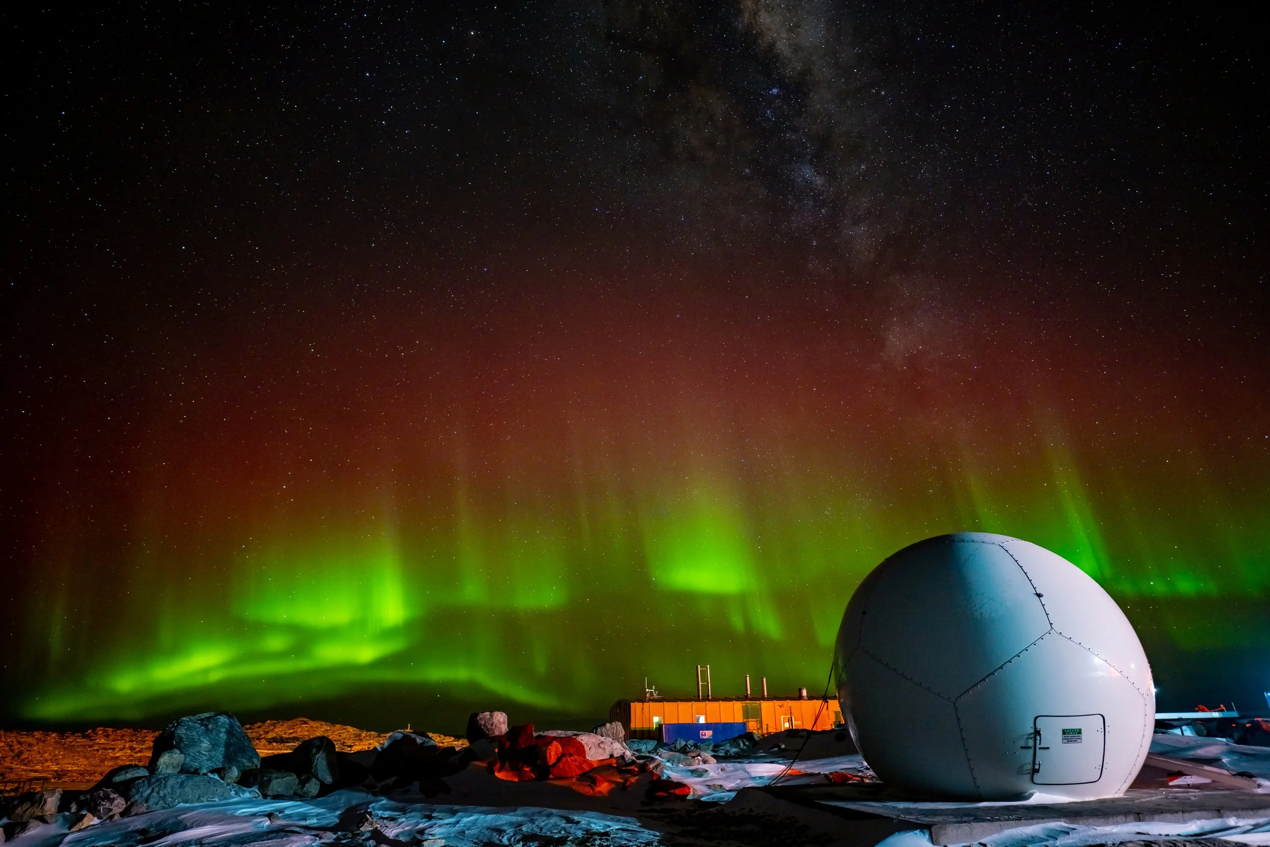 C271 - 28th of May 2022 1:05 am - Strong Aurora to the north of Casey