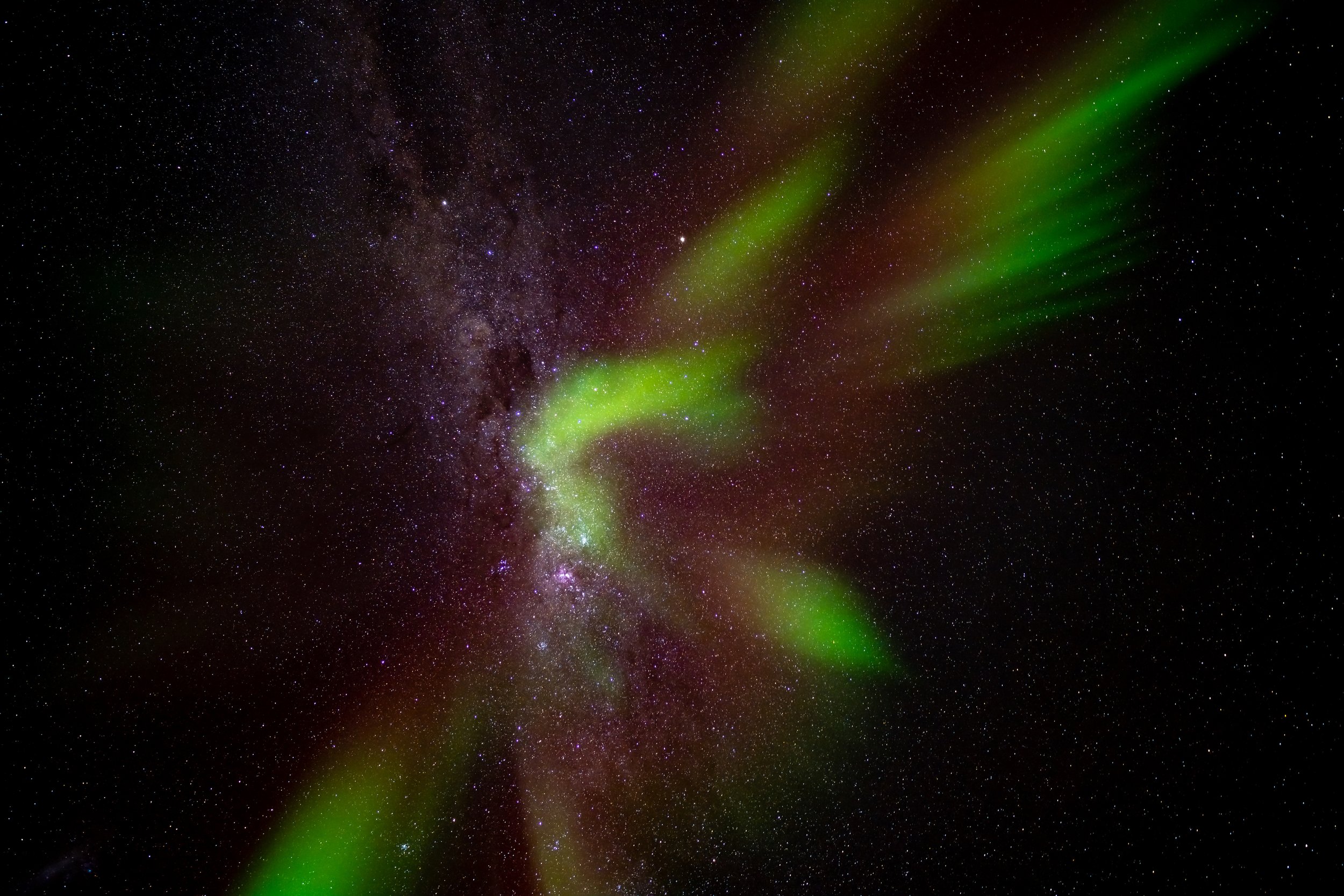 C288 - 30th of May 2022 9:07 pm - Aurora and the Milky Way overhead at Casey